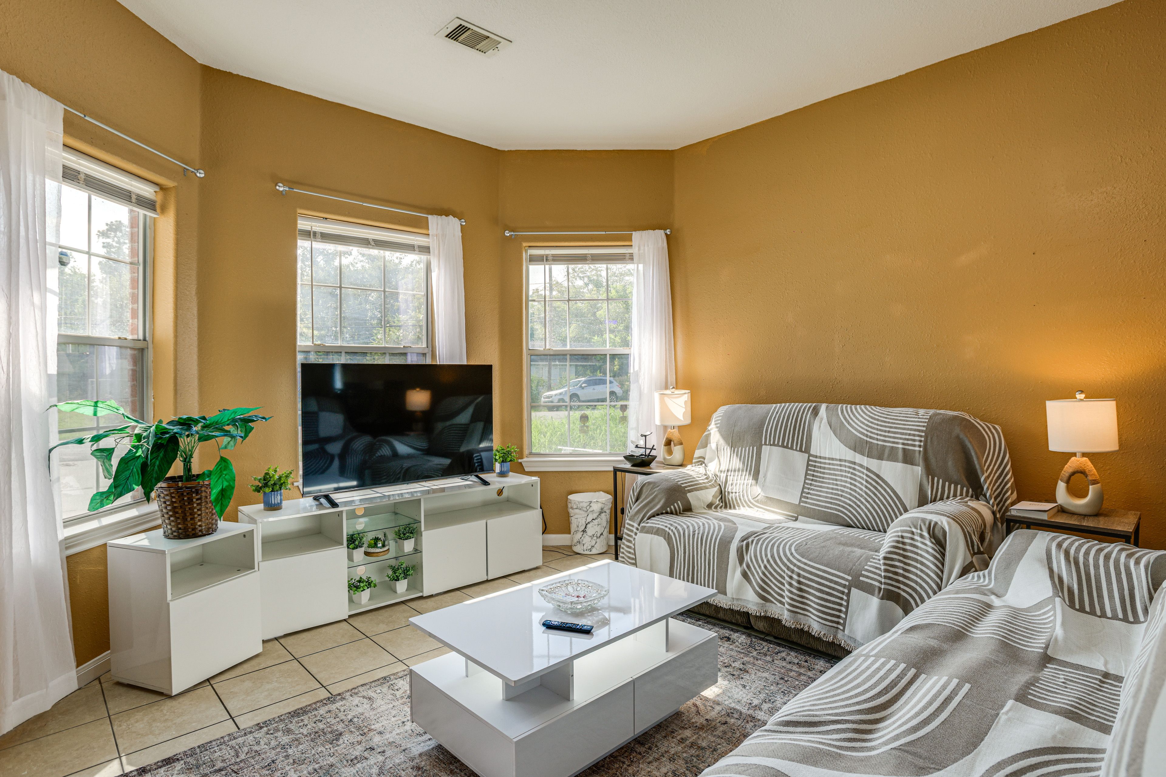 Living Room | 1st Floor | Smart TV | Free WiFi