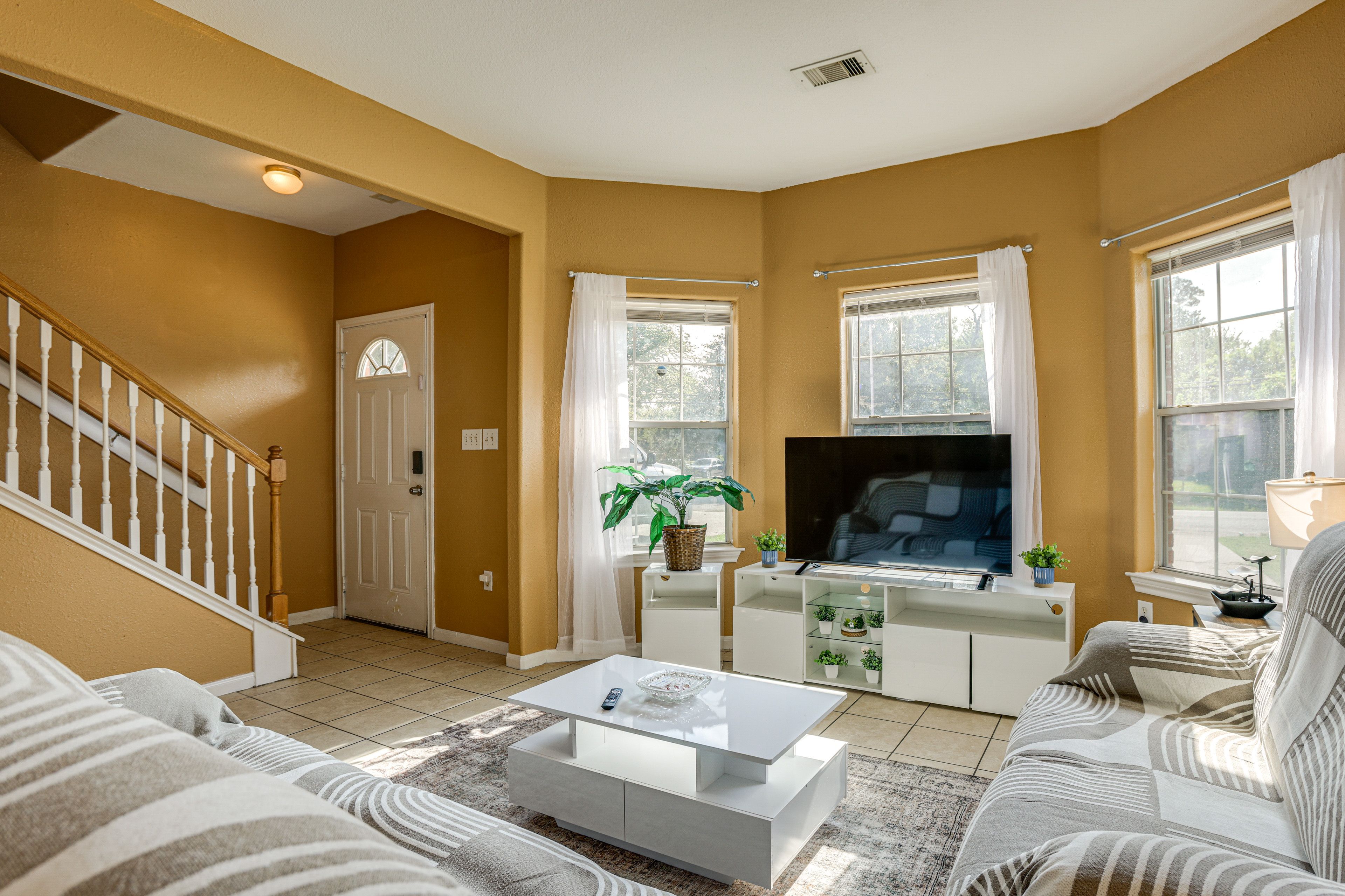 Houston Vacation Rental | 4BR | 3.5BA | 1,640 Sq Ft | 2 Steps Required