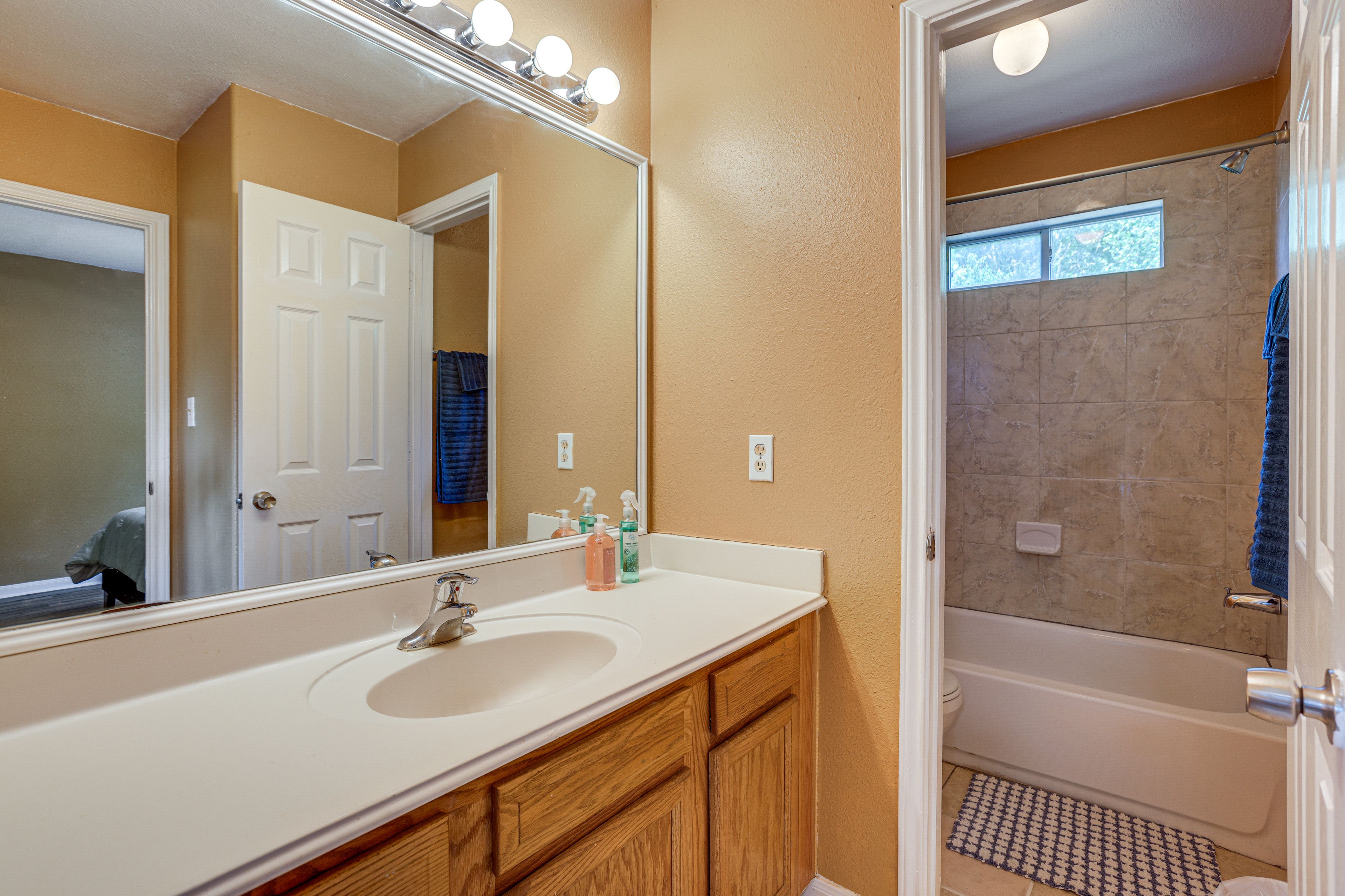 Jack-and-Jill Bathroom | 2nd Floor | Complimentary Toiletries