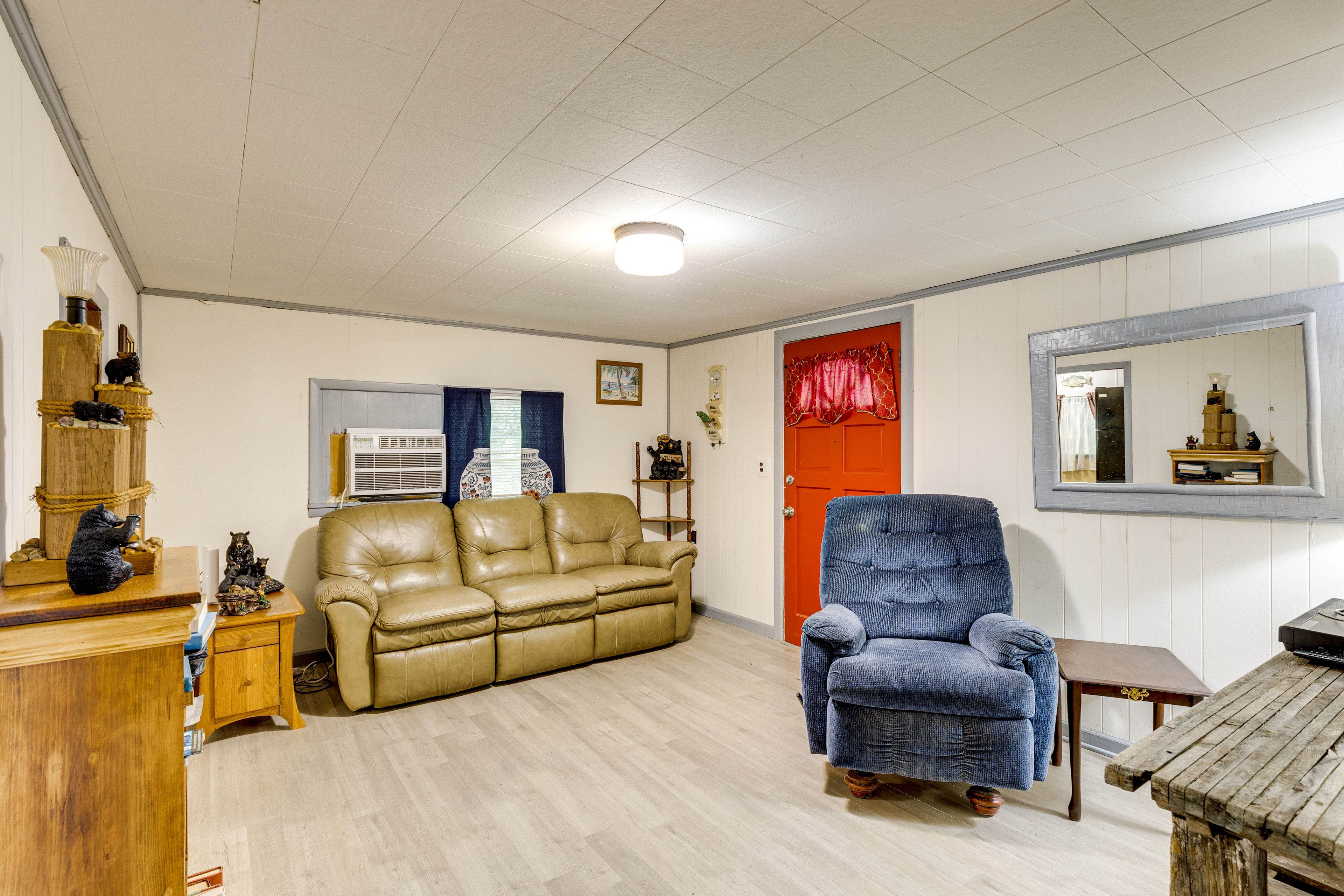 Living Room | Window A/C Unit & Electric Heating | Smart TV | Free WiFi