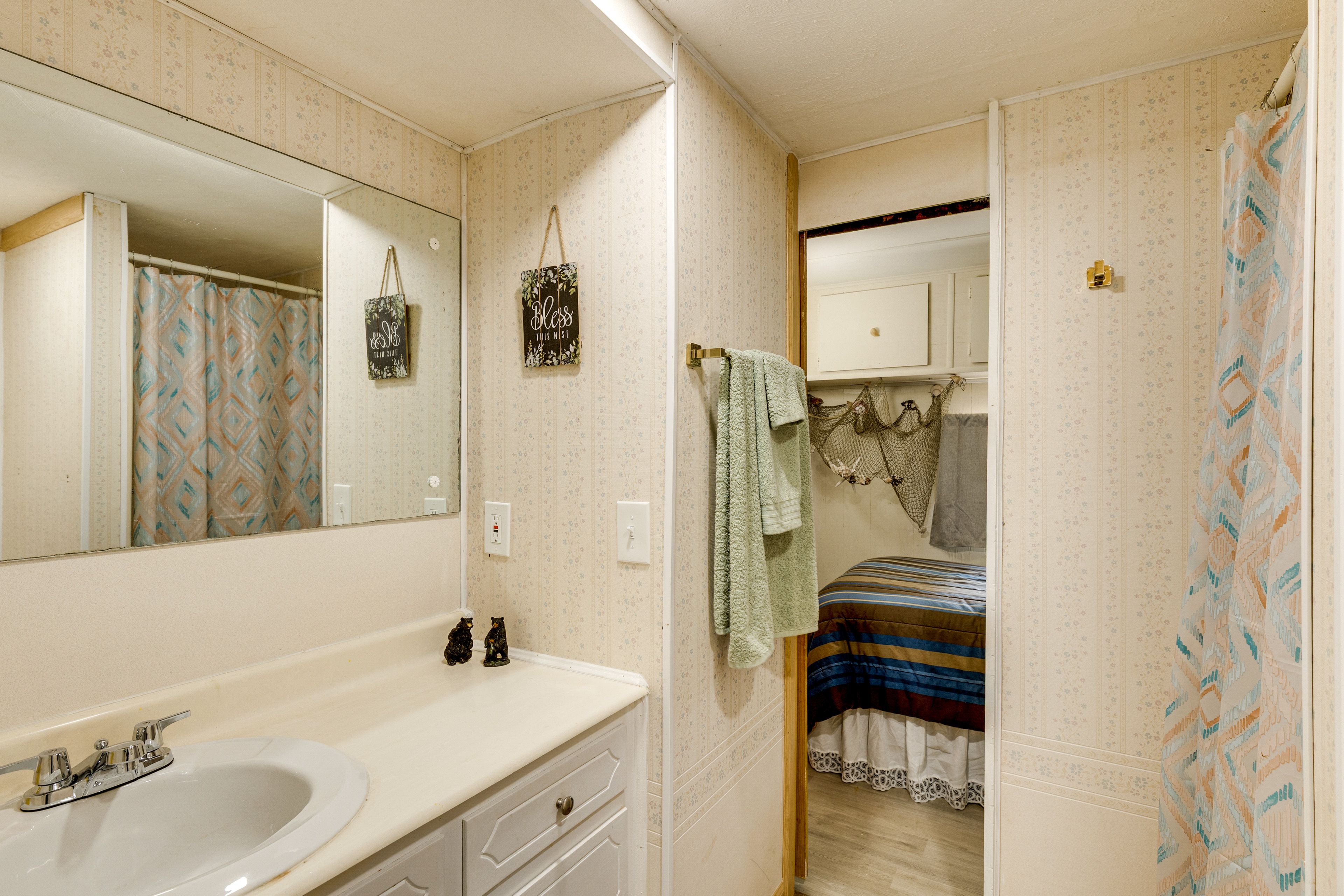 Full Bathroom | Towels Provided