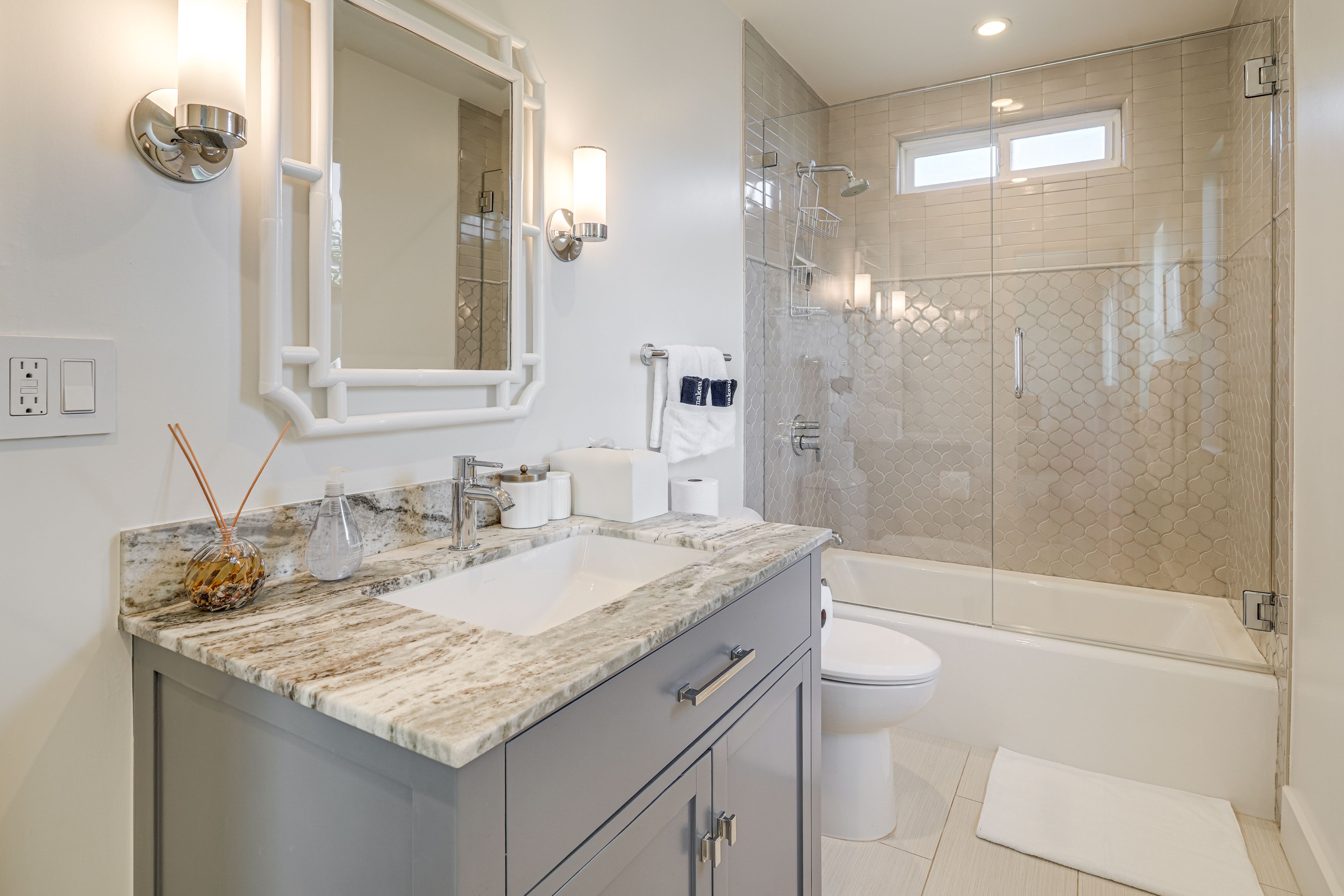 Full Bathroom | Towels Provided | 2nd Floor