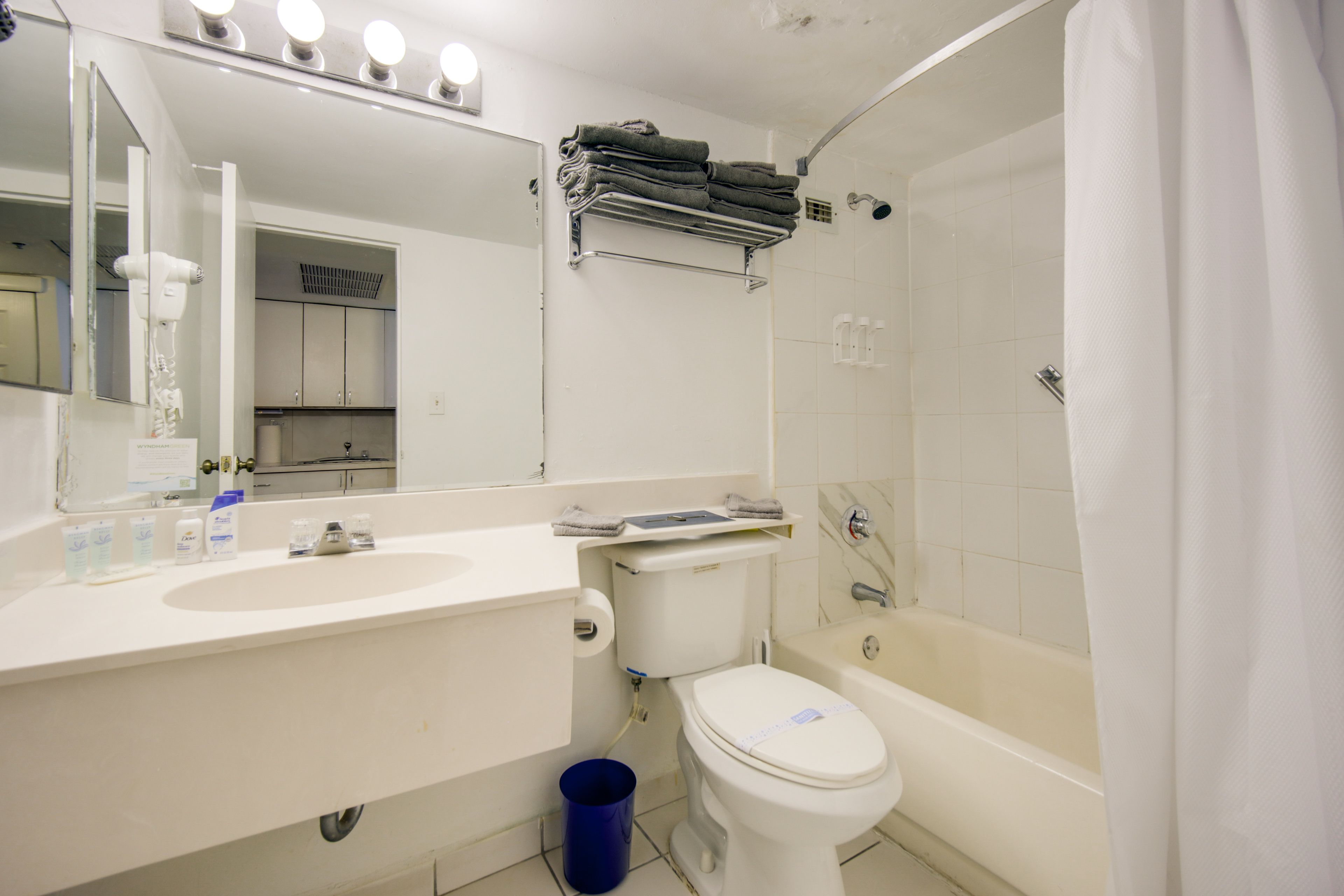 Full Bathroom | Towels Provided