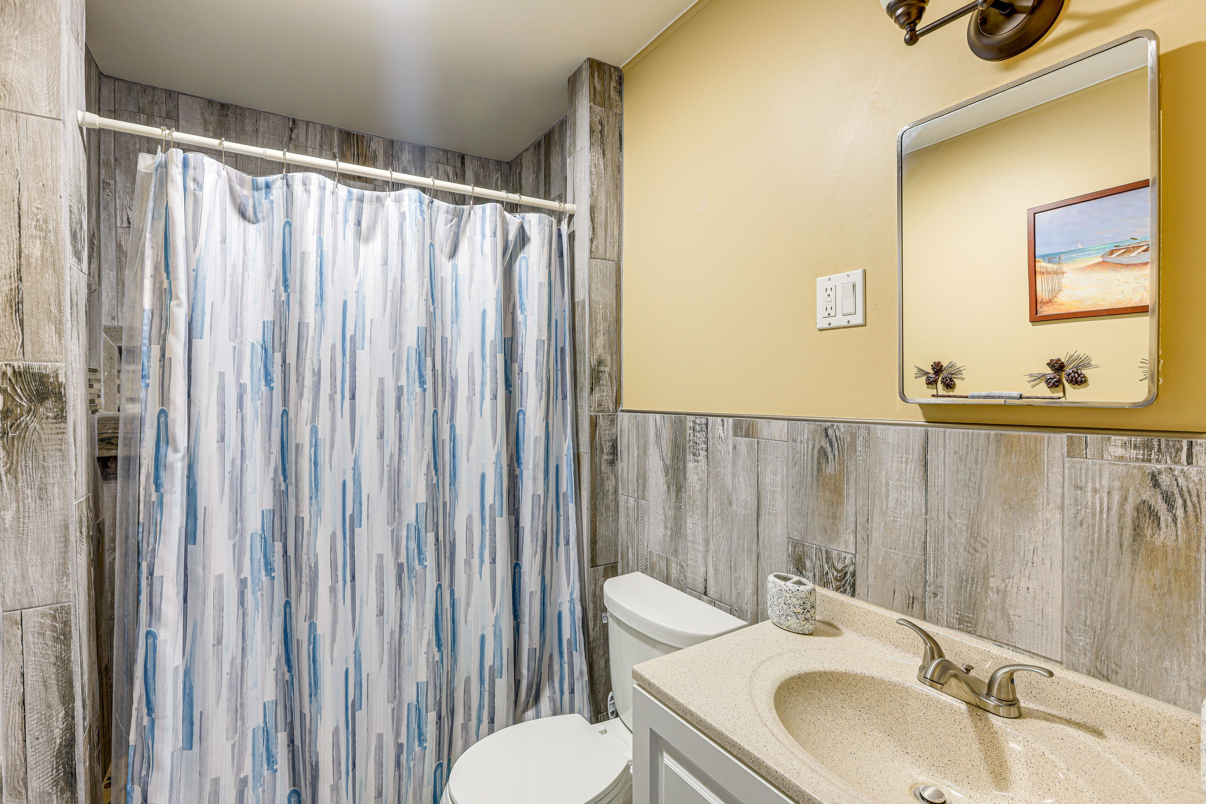 Full Bathroom | Towels Provided | Complimentary Toiletries