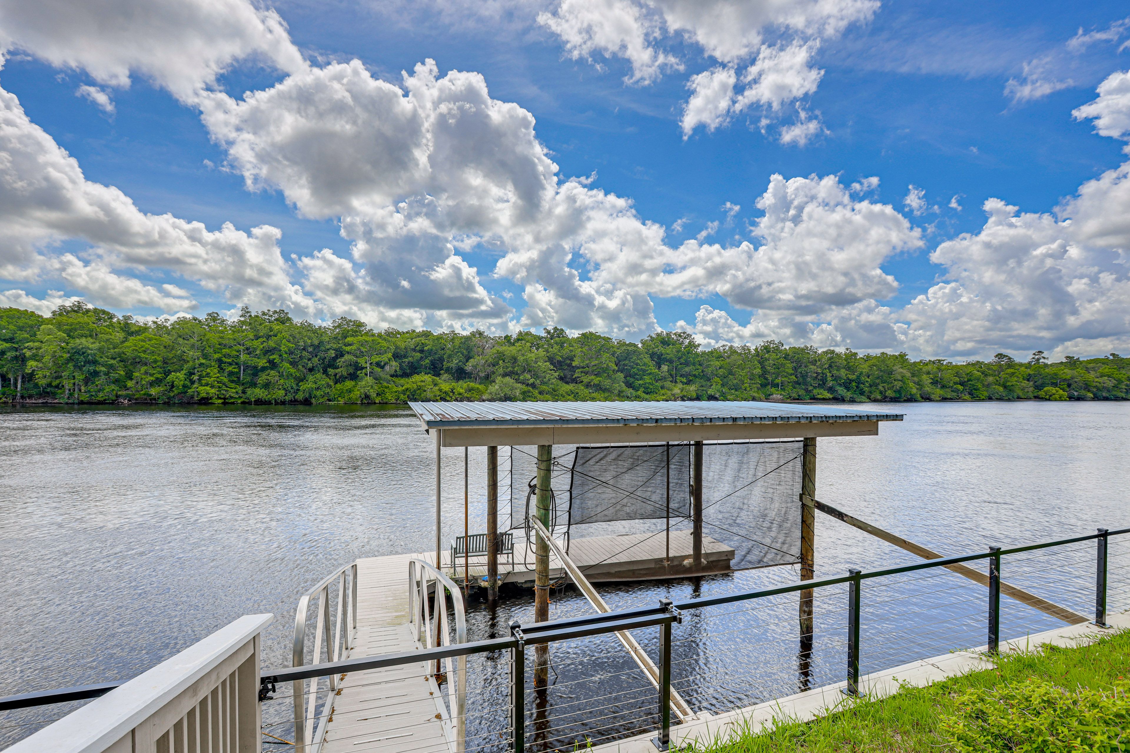 Private Dock | Self Check-In | 1 Mi to Fanning Springs State Park