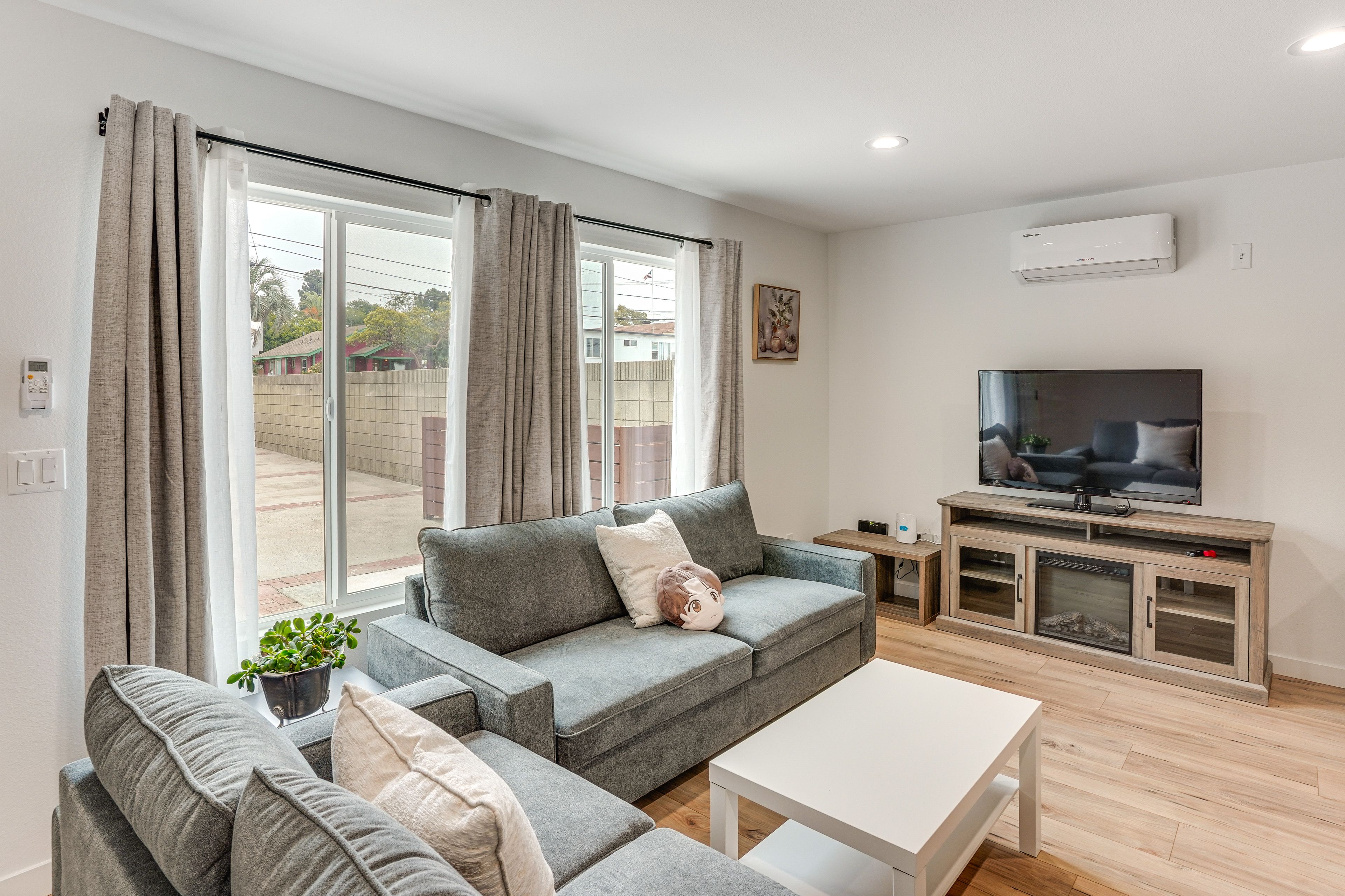 Living Room | Smart TV | Electric Fireplace | Free WiFi | Central A/C & Heat