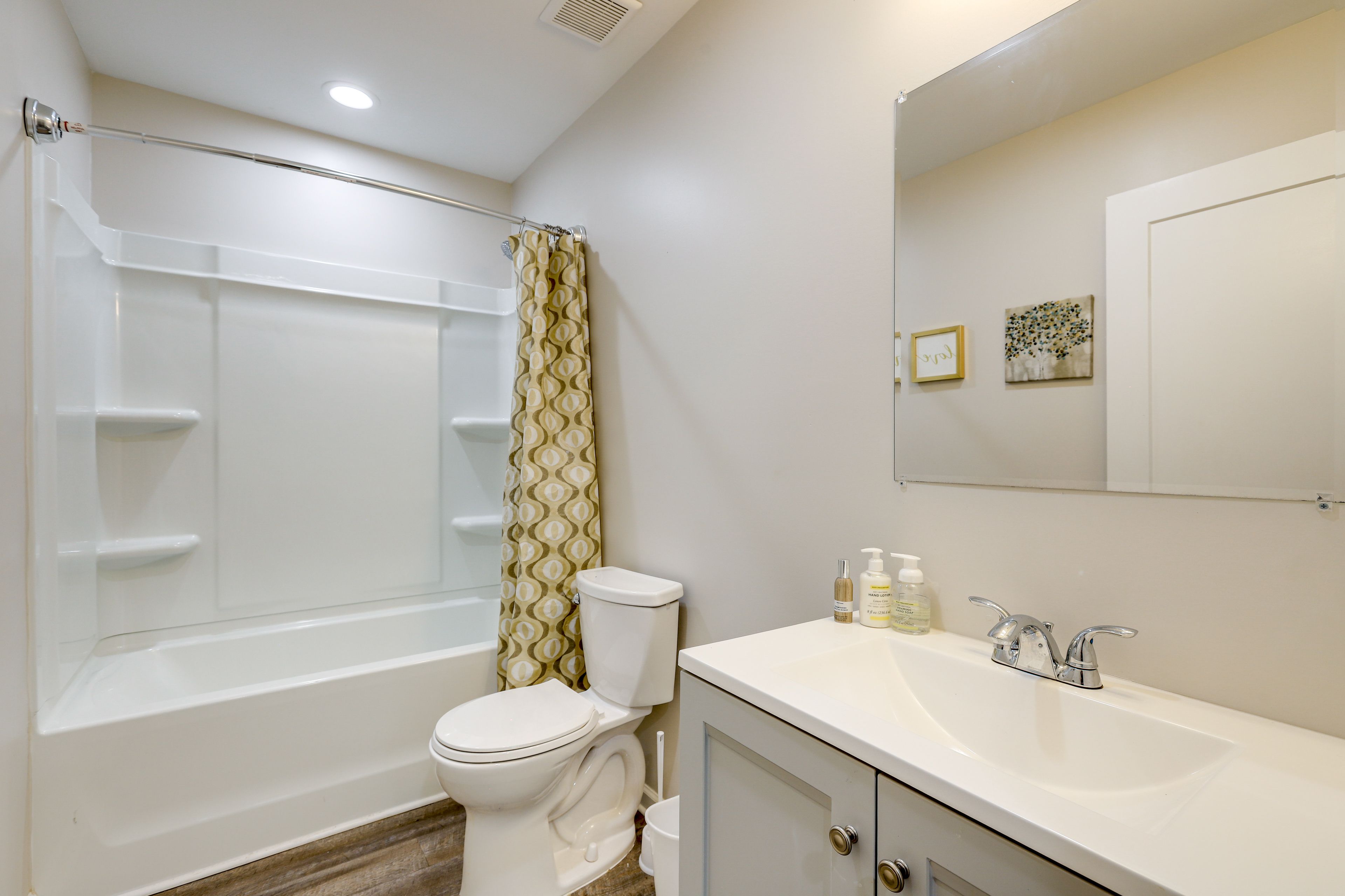 Full Bathroom | Towels Provided