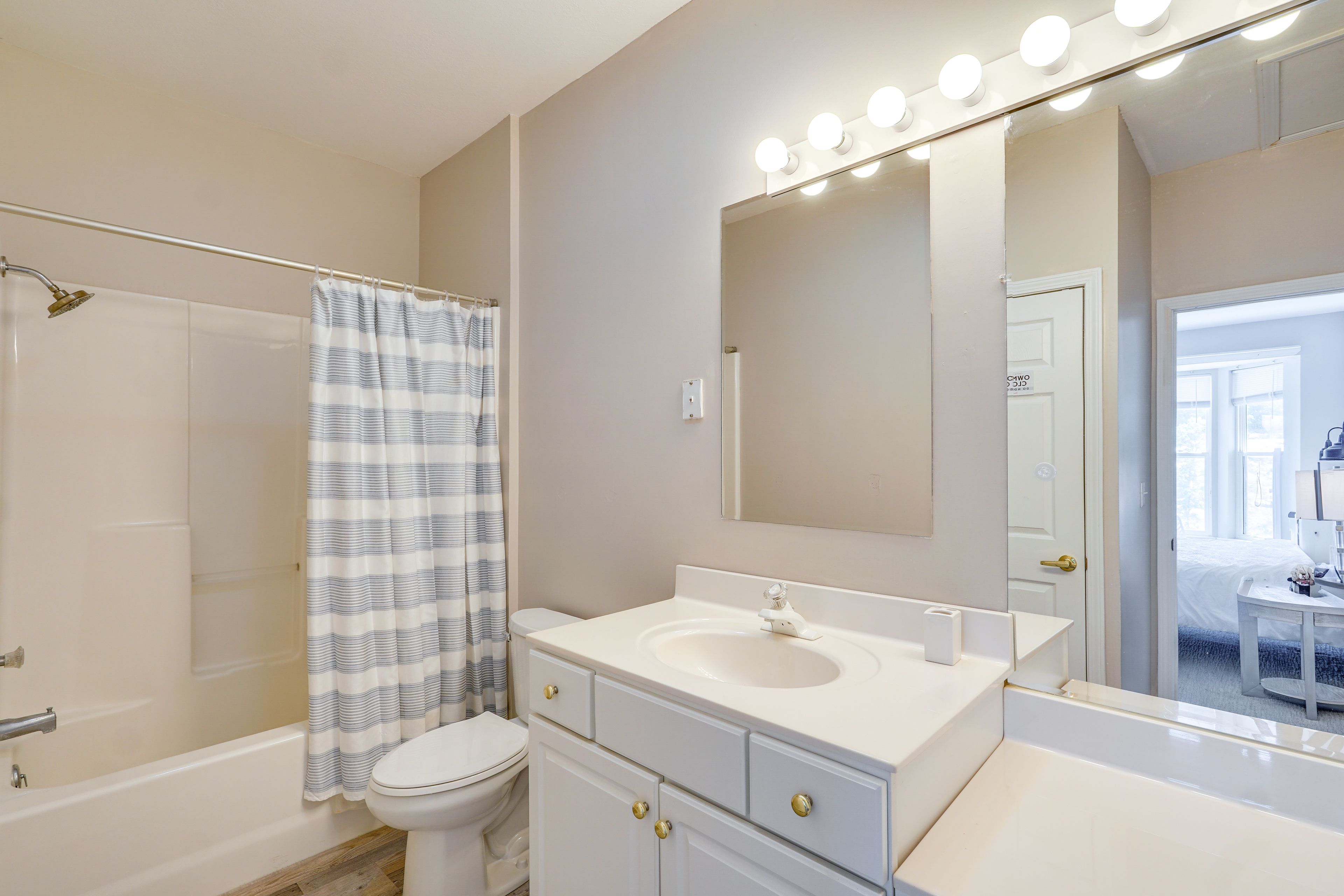 En-Suite Bathroom | Upper Level