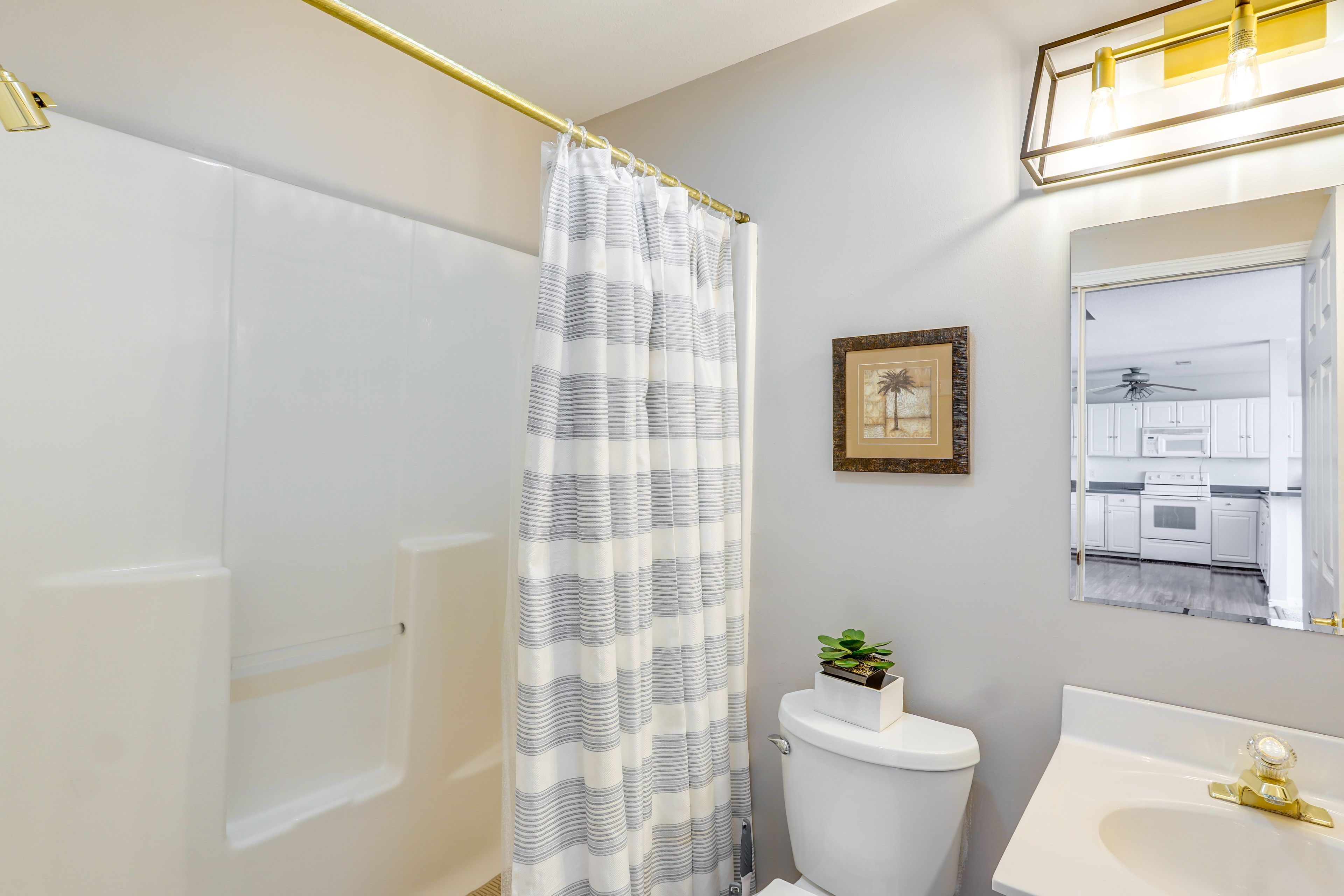 Full Bathroom | Lower Level | Towels Provided