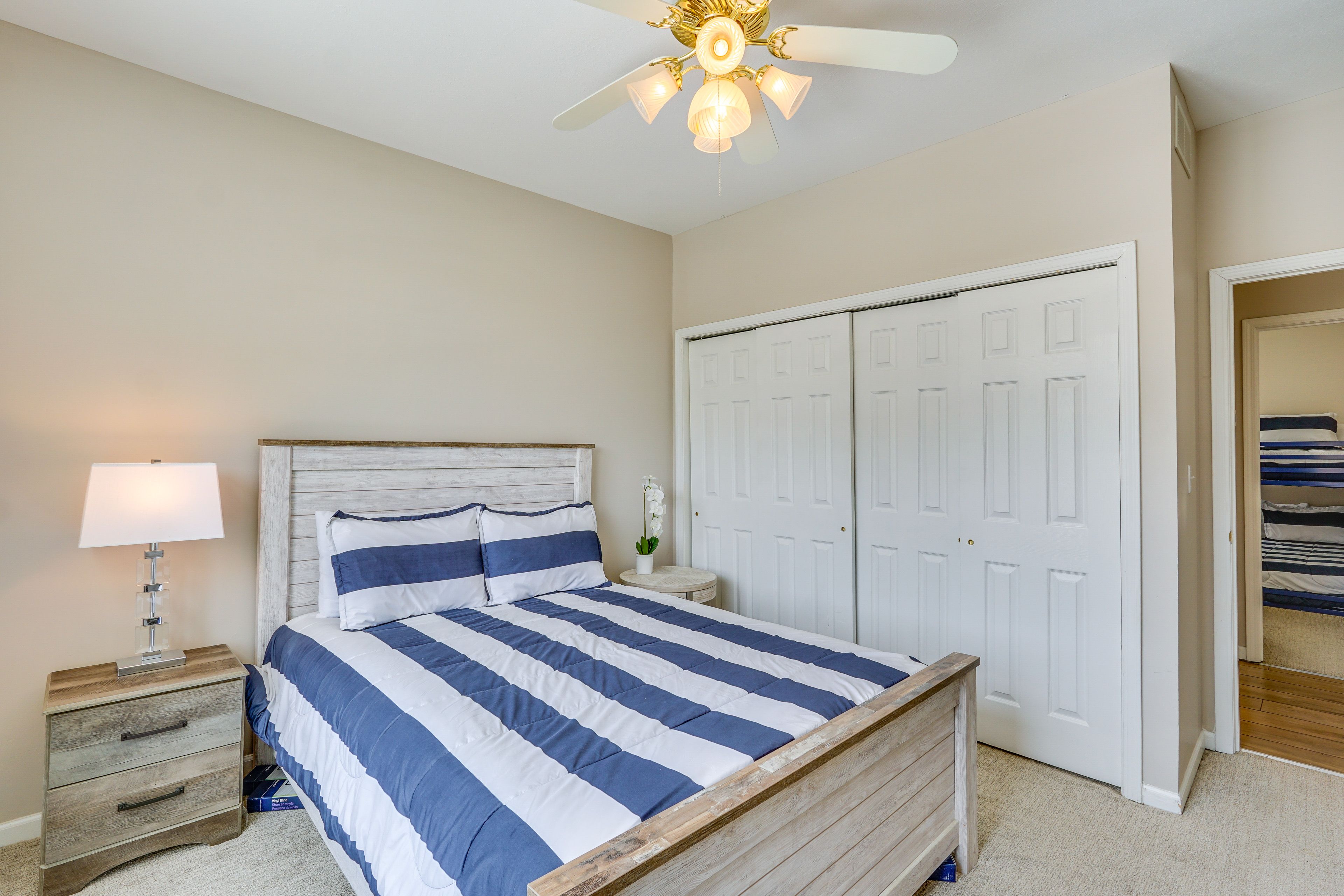 Bedroom 2 | Upper Level | Queen Bed | Smart TV