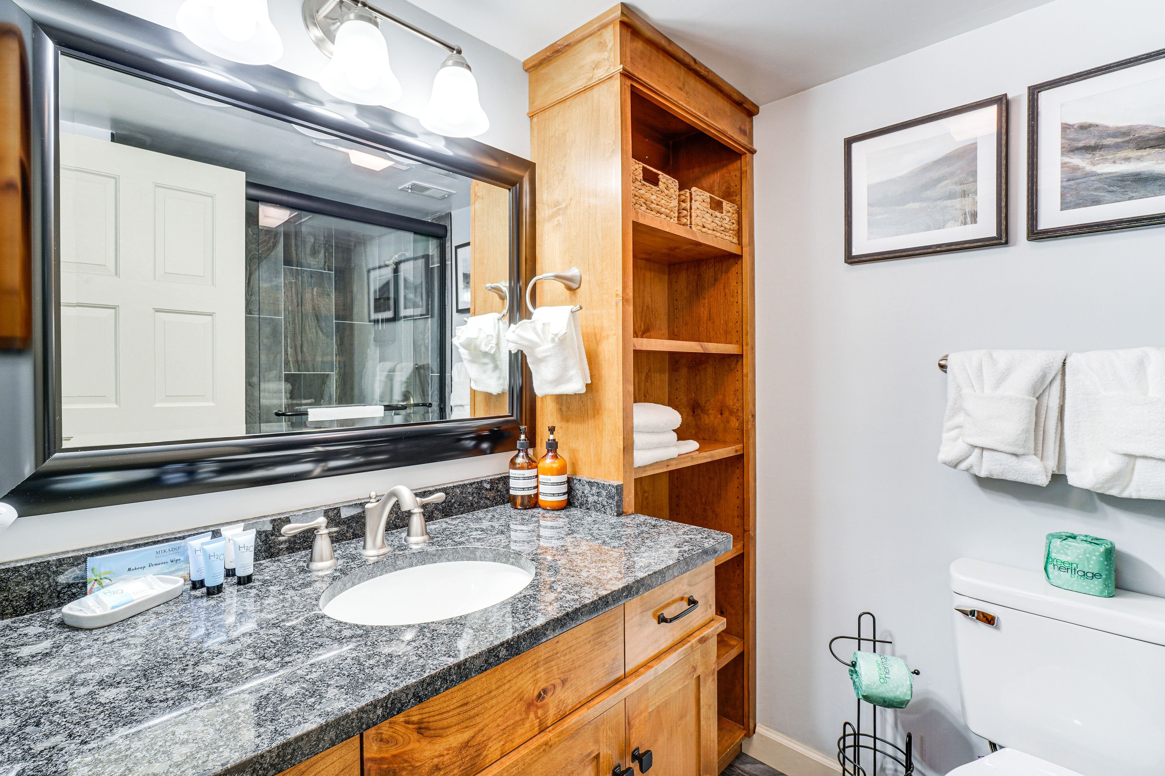 Full Bathroom | 1st Floor | Towels Provided
