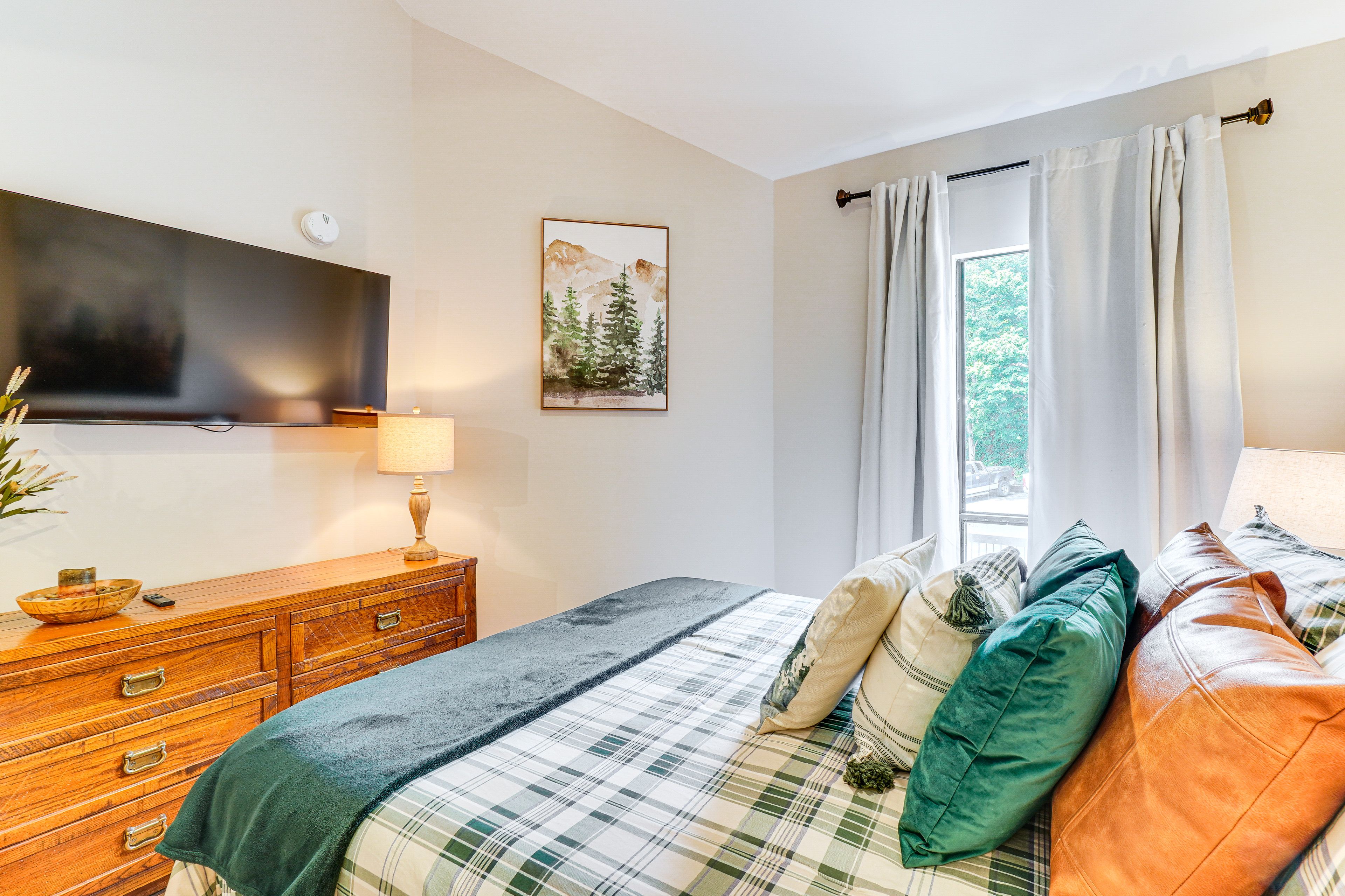 Bedroom 2 | Queen Bed | 1st Floor