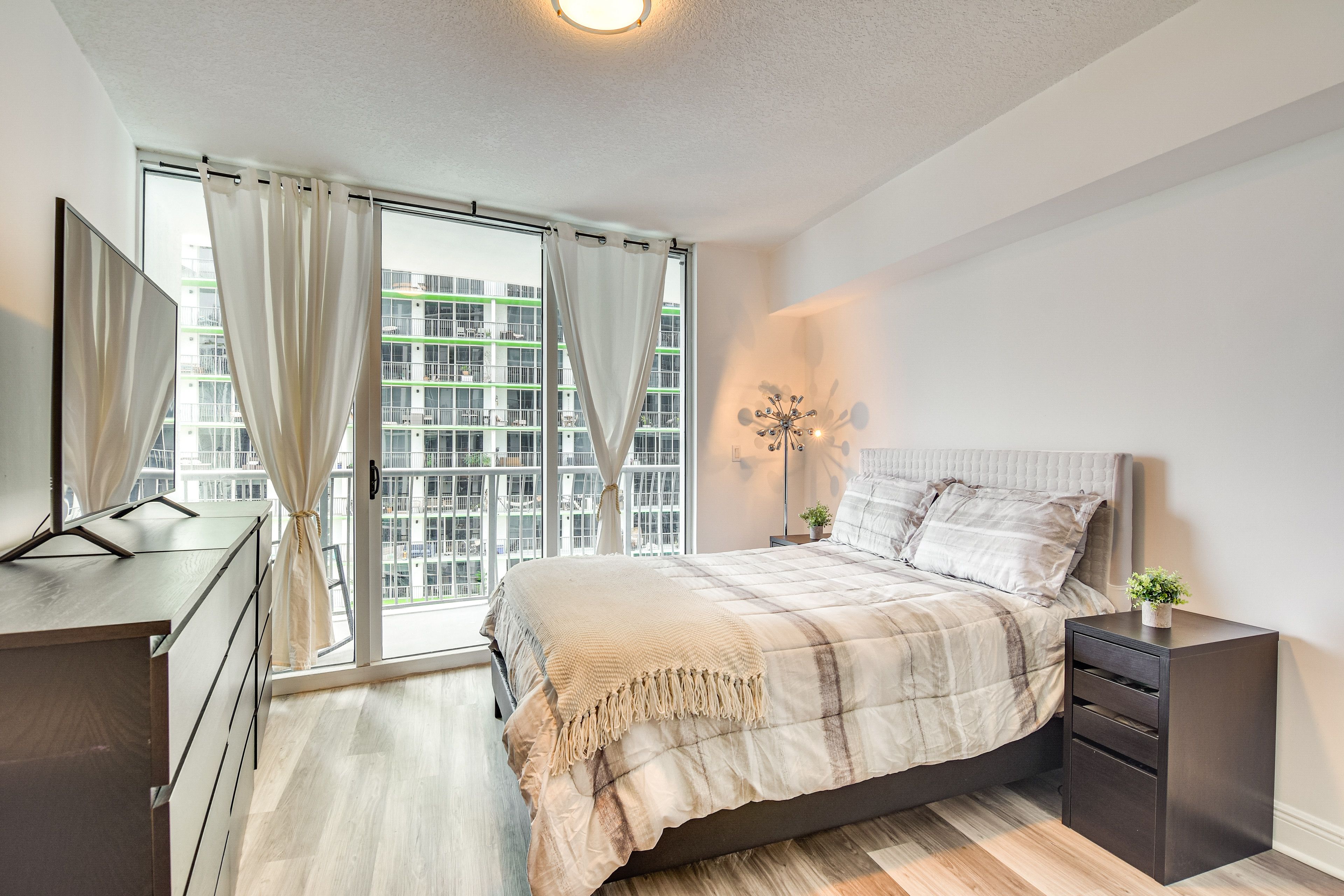 Bedroom | Queen Bed | Smart TV | Desk