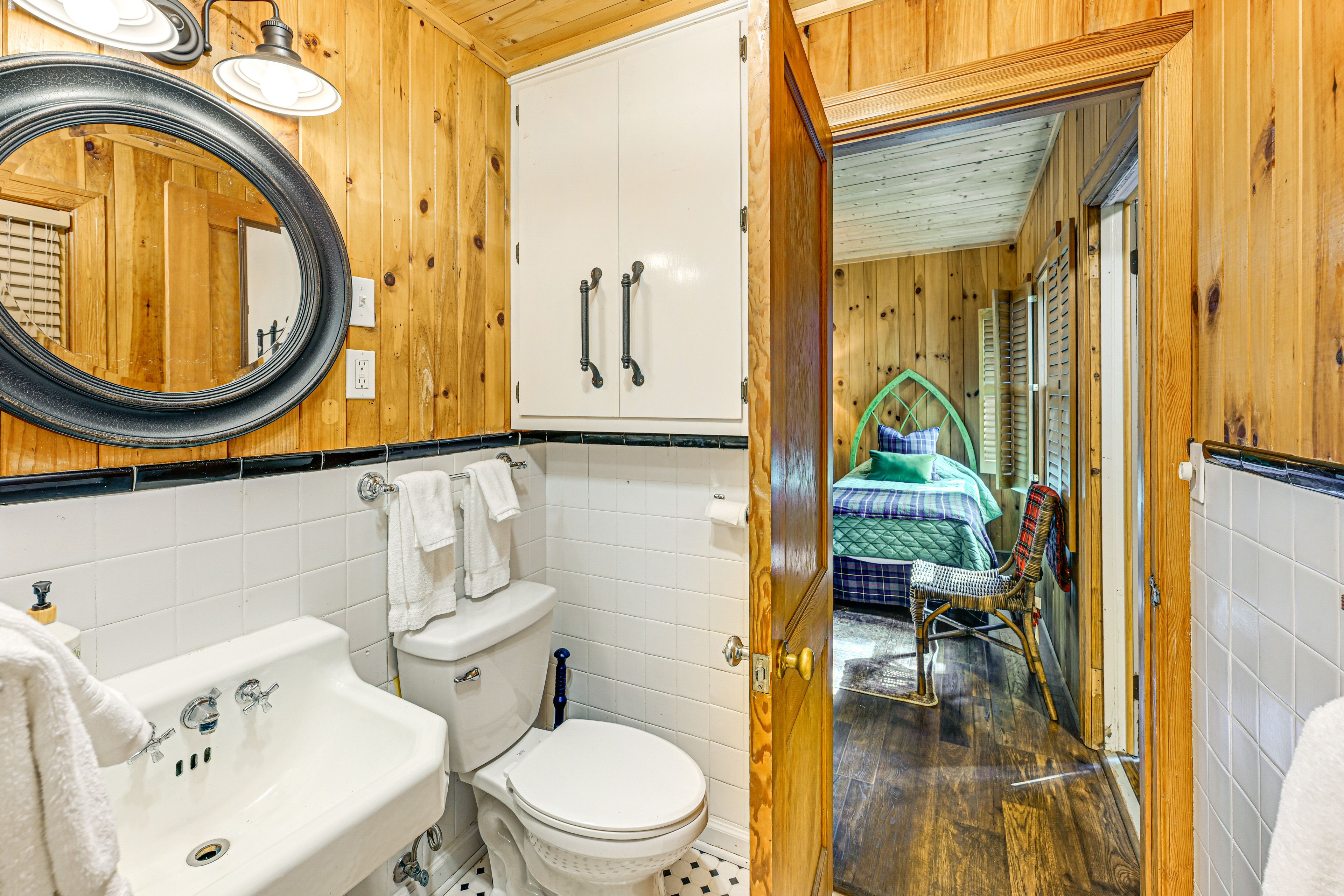 Full Bathroom | Lower Floor | Towels Provided