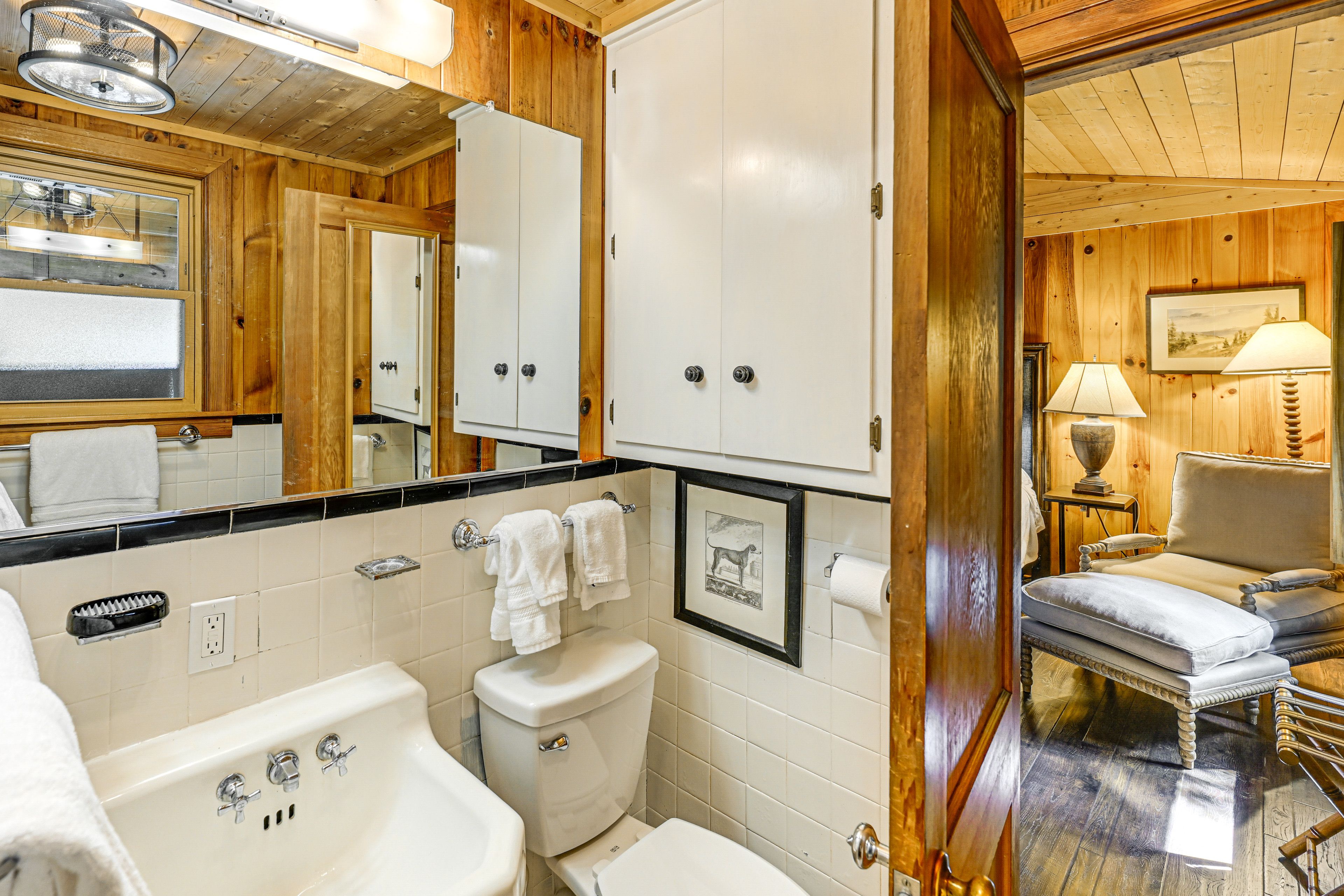 Full Bathroom | Main Floor | Complimentary Toiletries