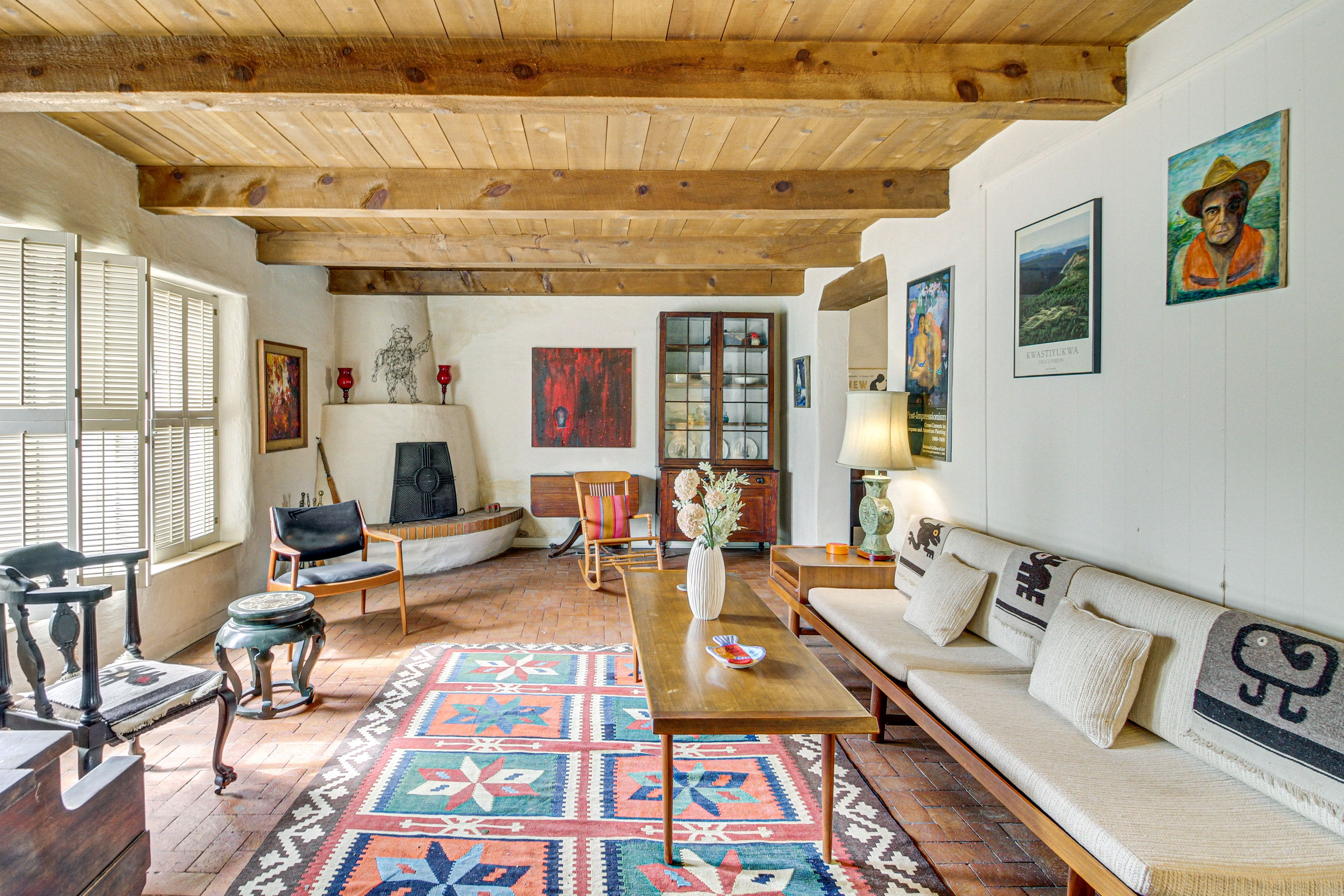 Living Room | Free WiFi | Central A/C & Heating