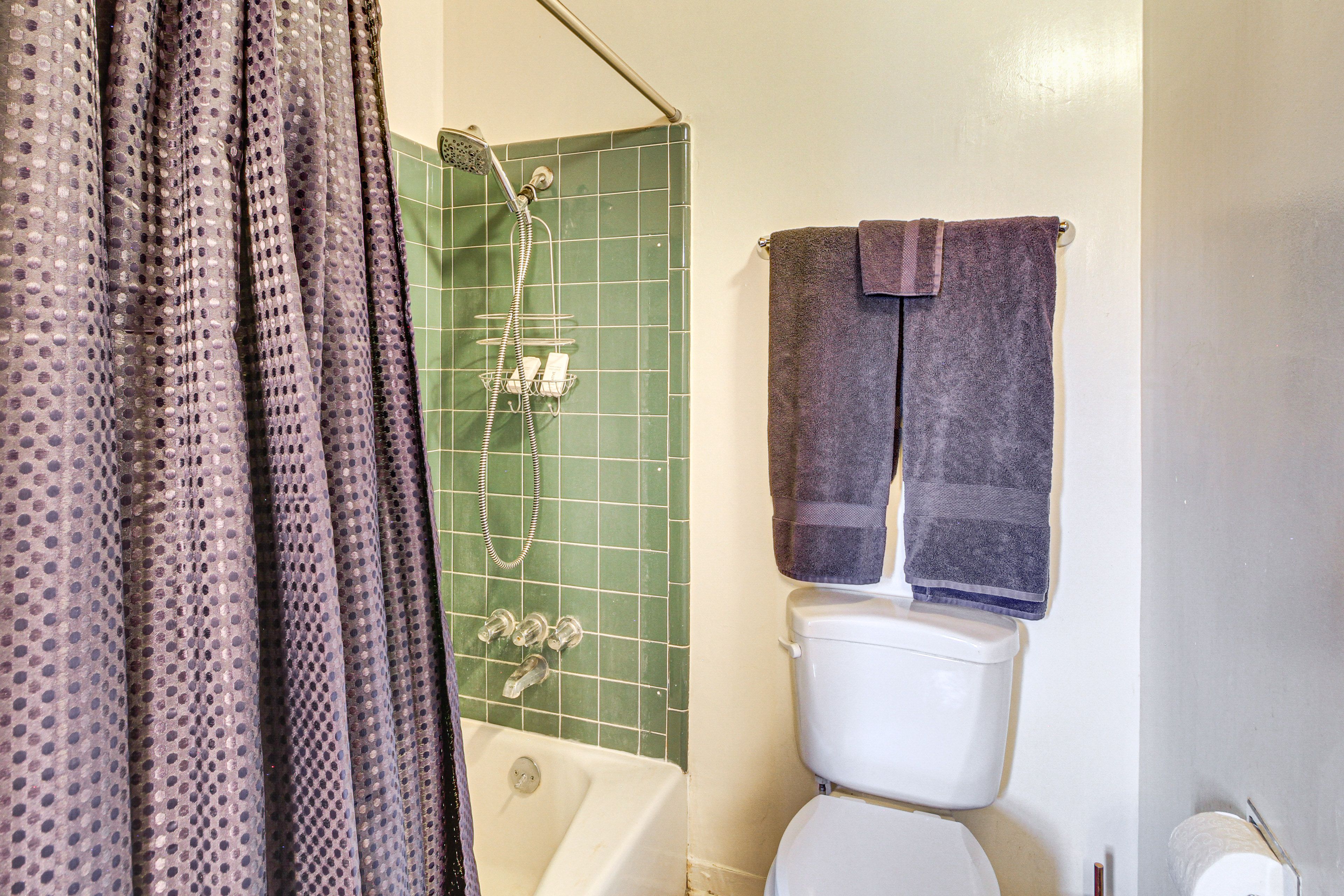 Full Bathroom | Towels Provided