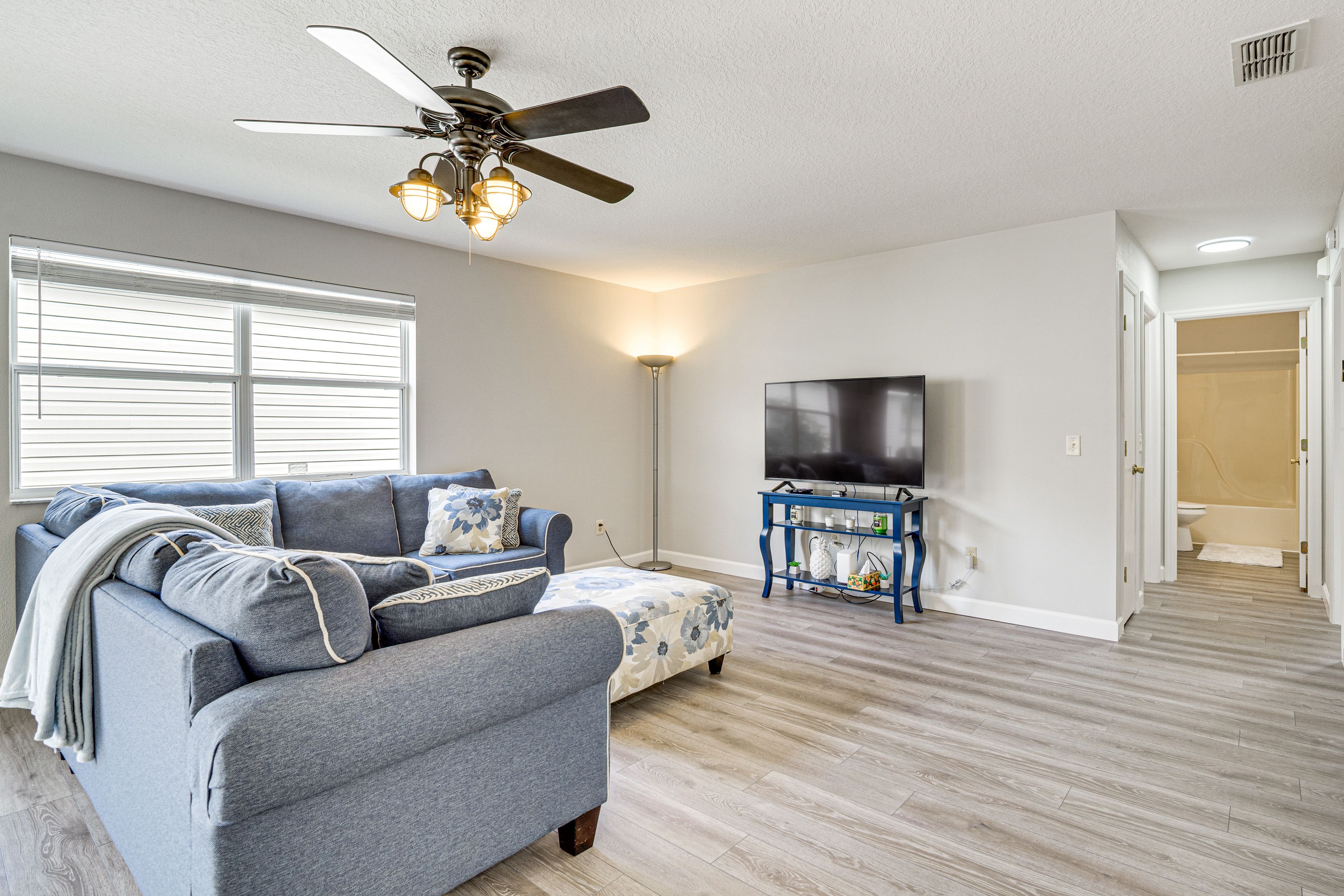 Living Room | Smart TV | Free WiFi | Central Heating & A/C