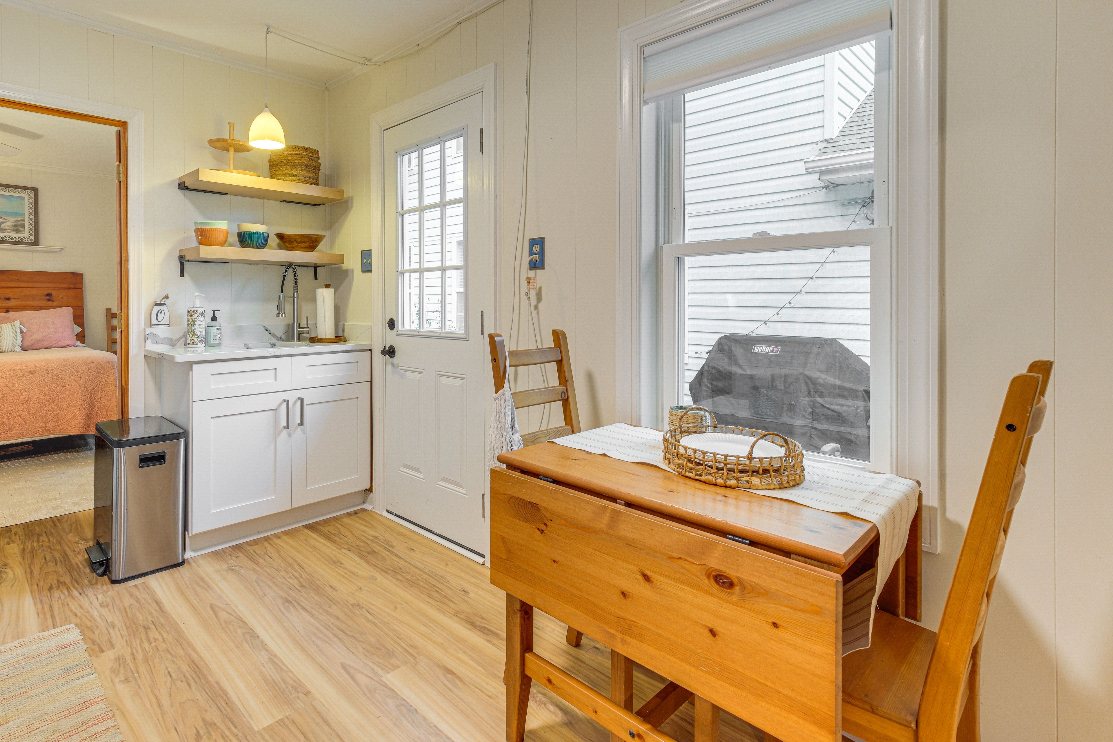 Dining Area | Dishware & Flatware Provided