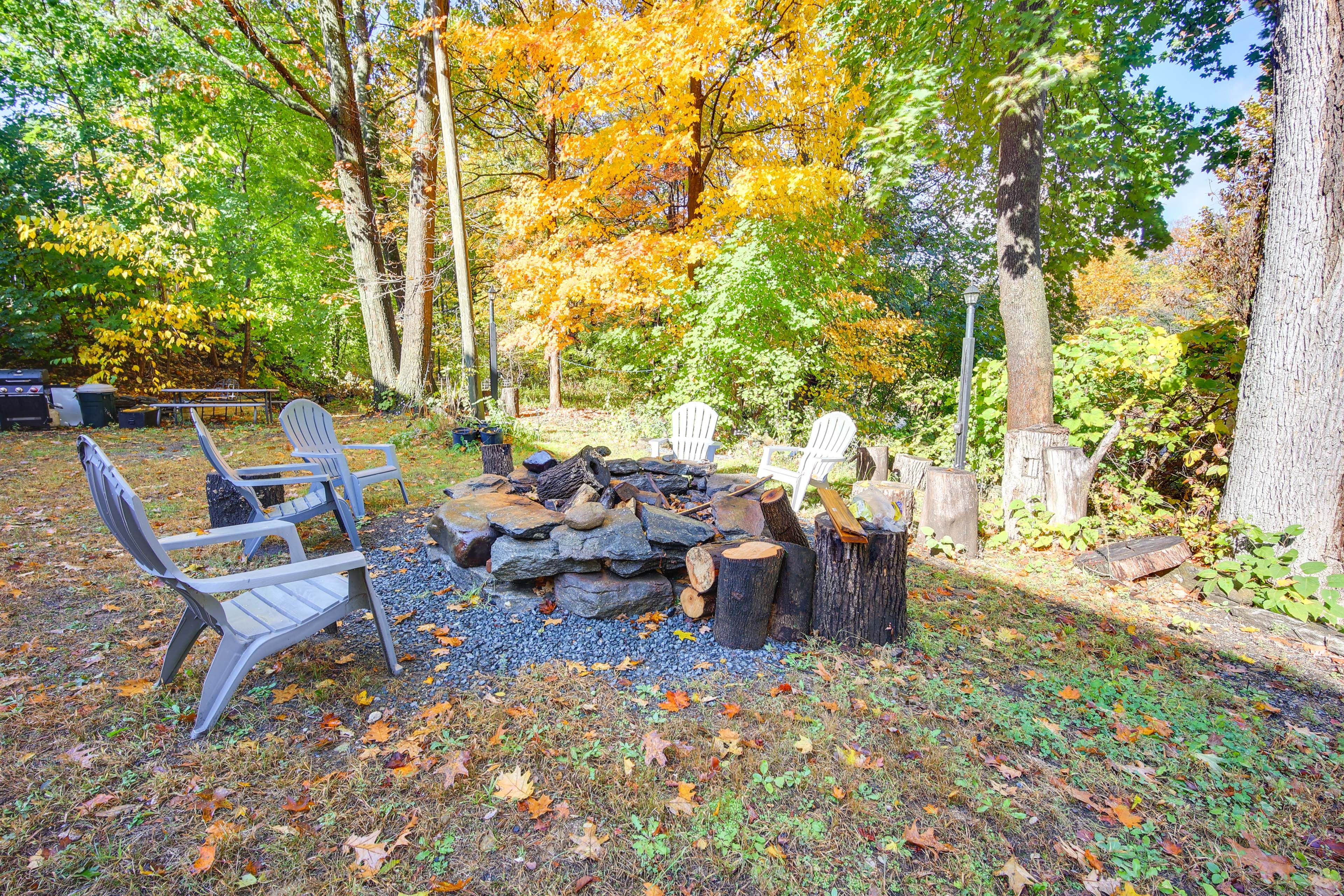 Private Backyard | Fire Pit | Outdoor Seating