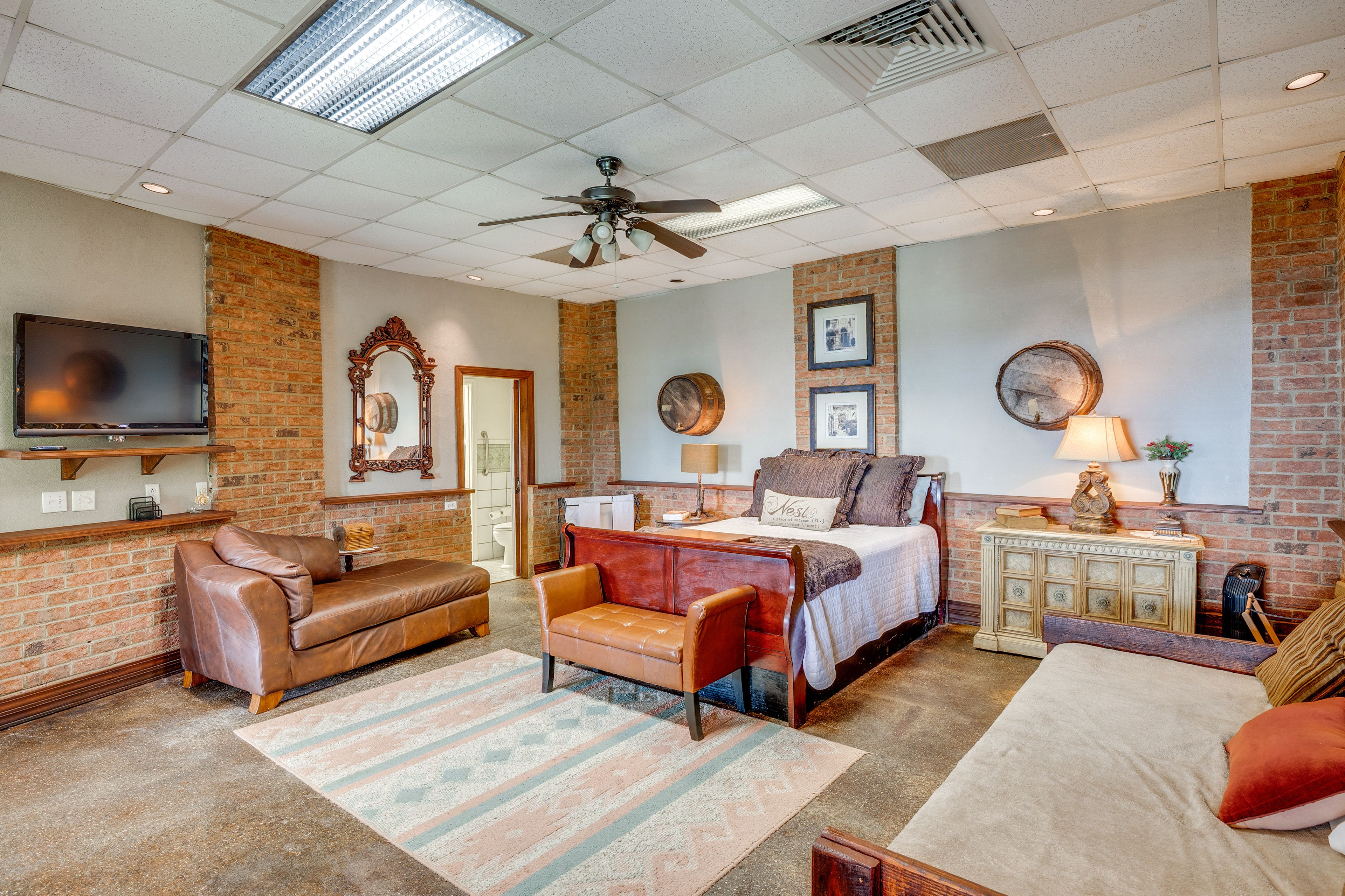 Bedroom 1 | Queen Bed | Twin Daybed | Flat-Screen TV | Linens Provided