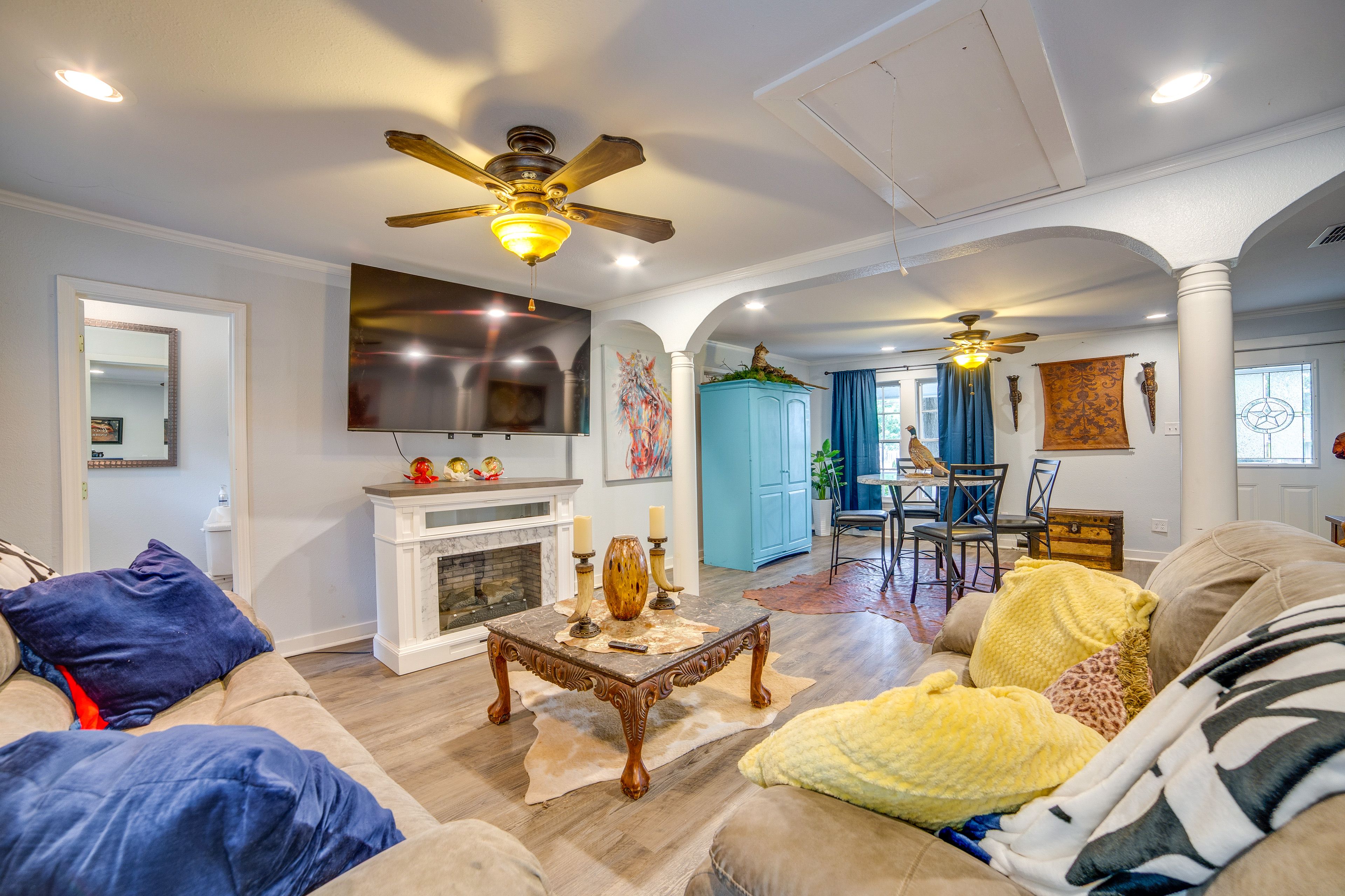 Living Room | Central Heating & A/C | Free WiFi
