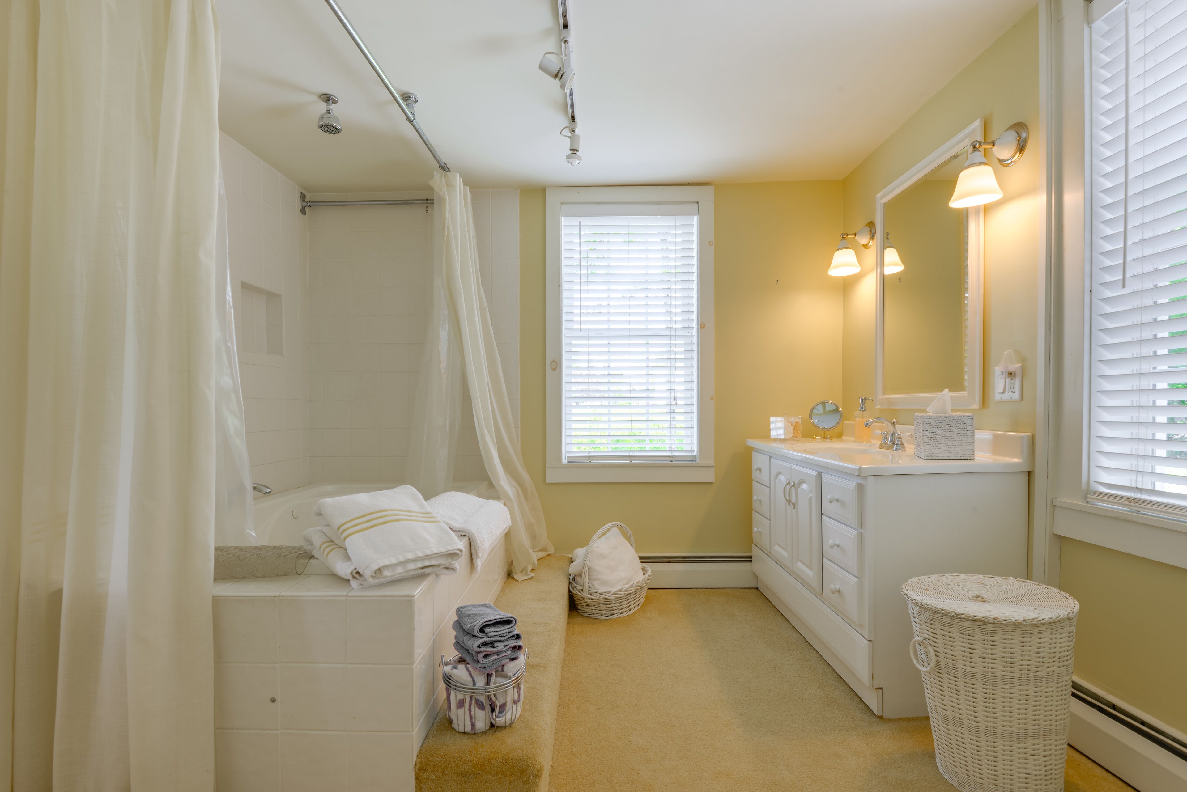 Full Bath | 1st Floor