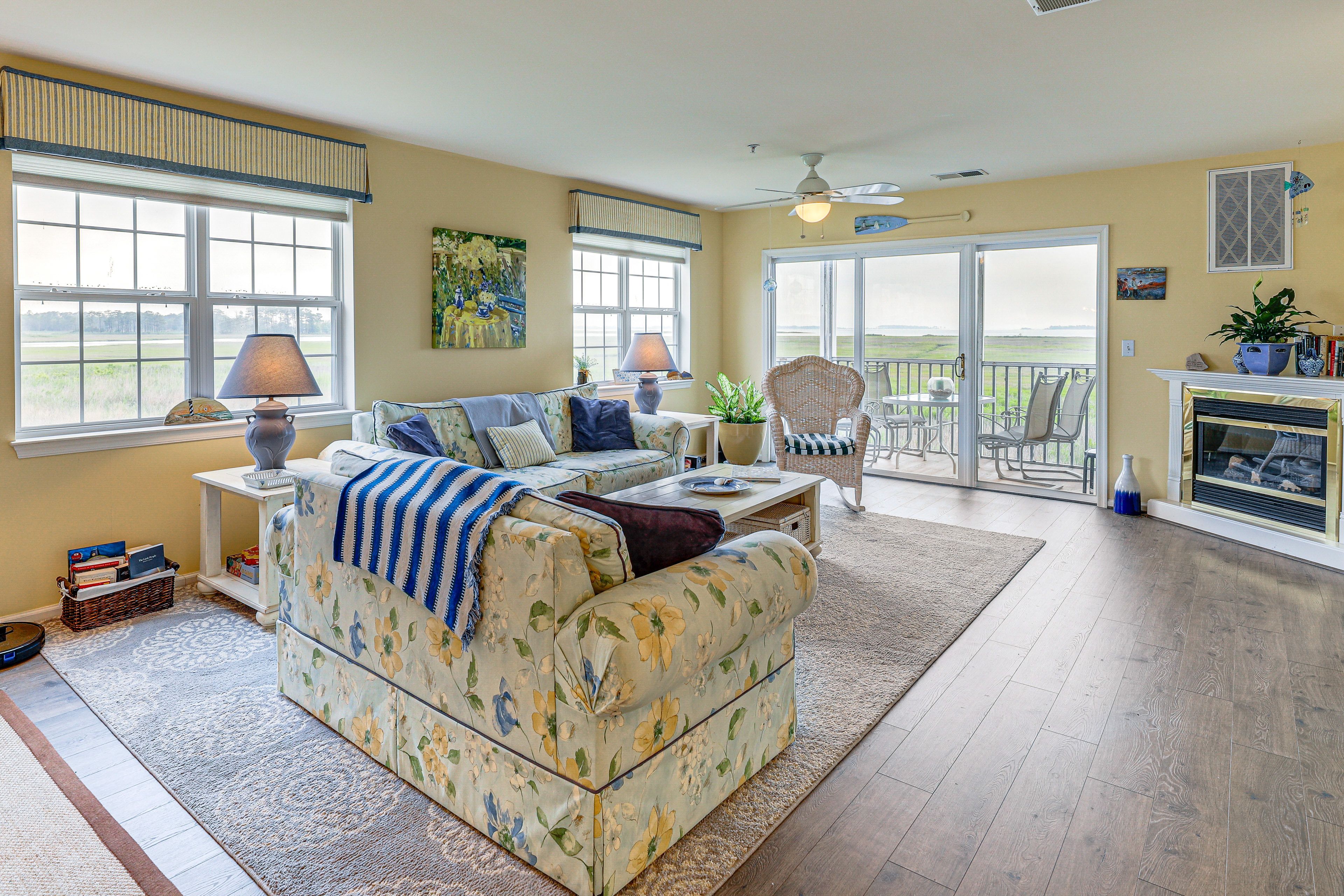 Living Room | Smart TV | Gas Fireplace