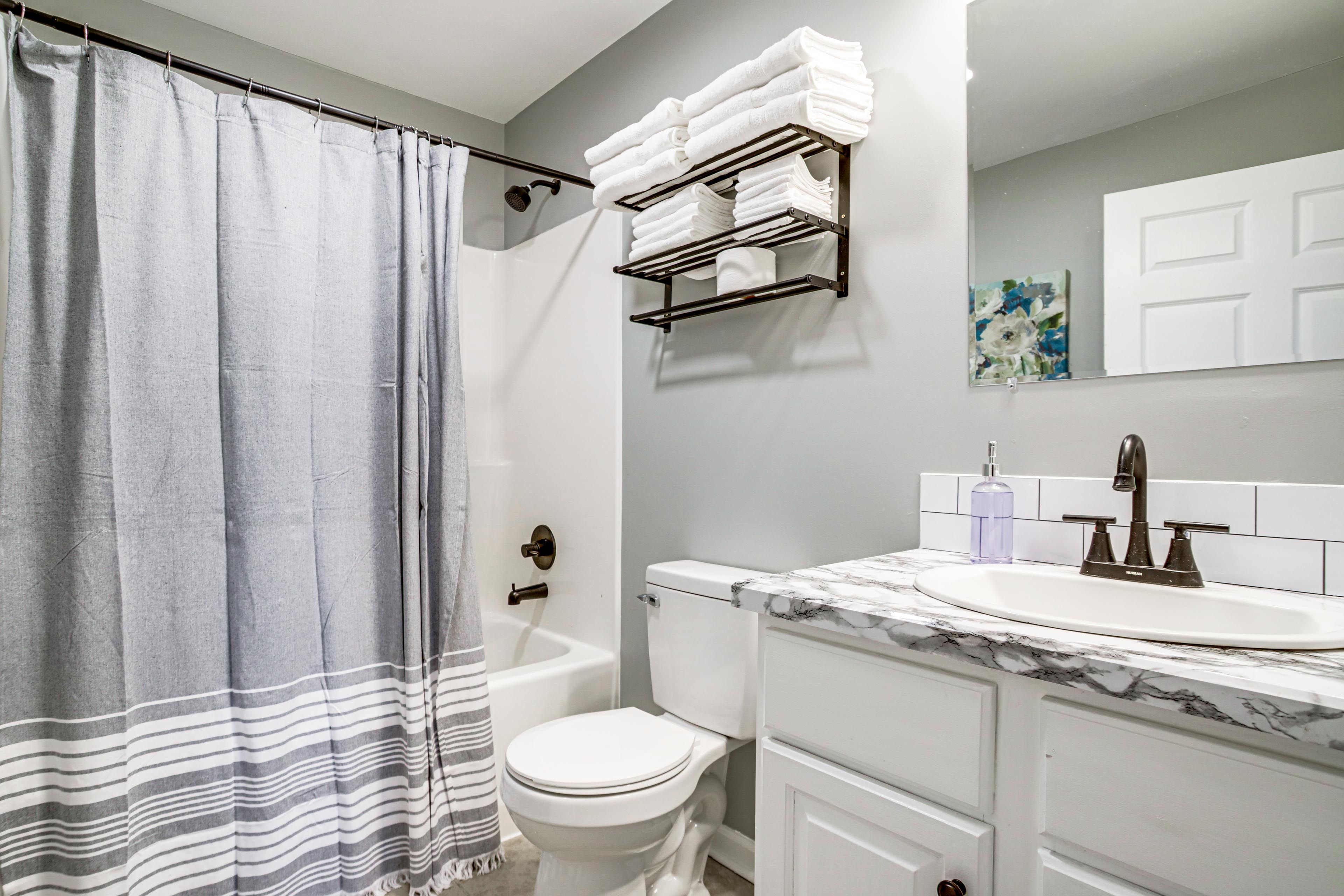 Full Bath | Towels | 1st Floor