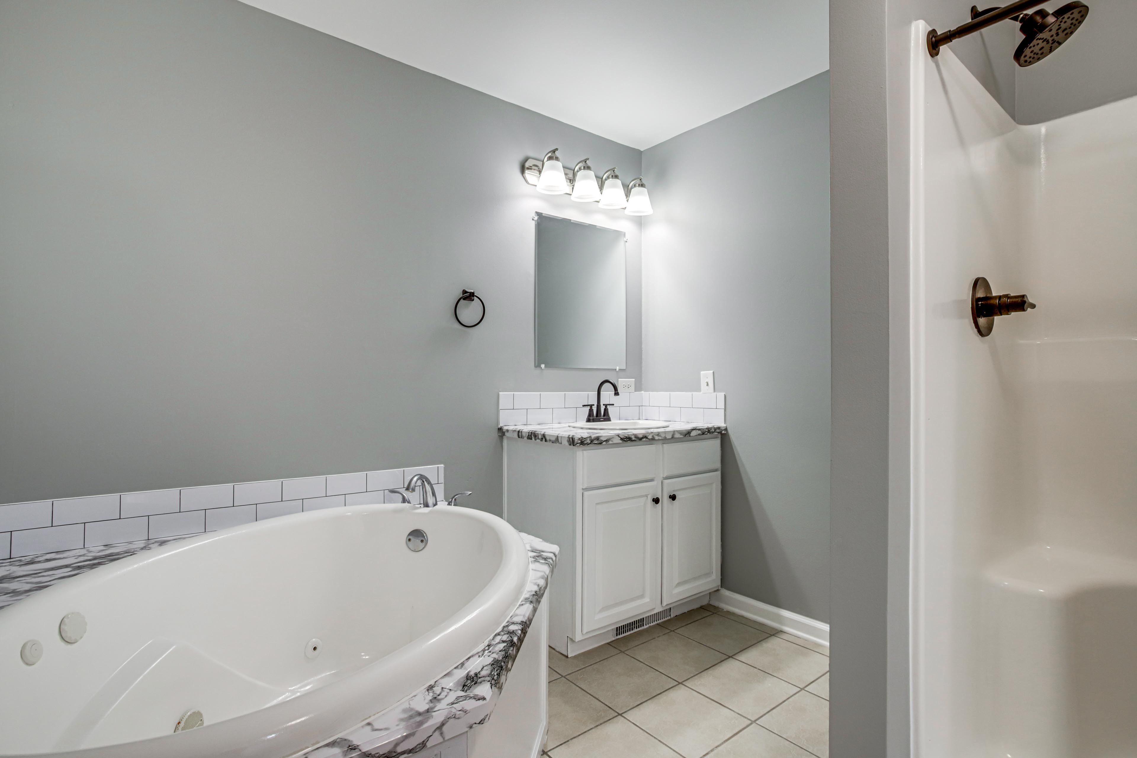 Full Bath | Jetted Tub | 1st Floor