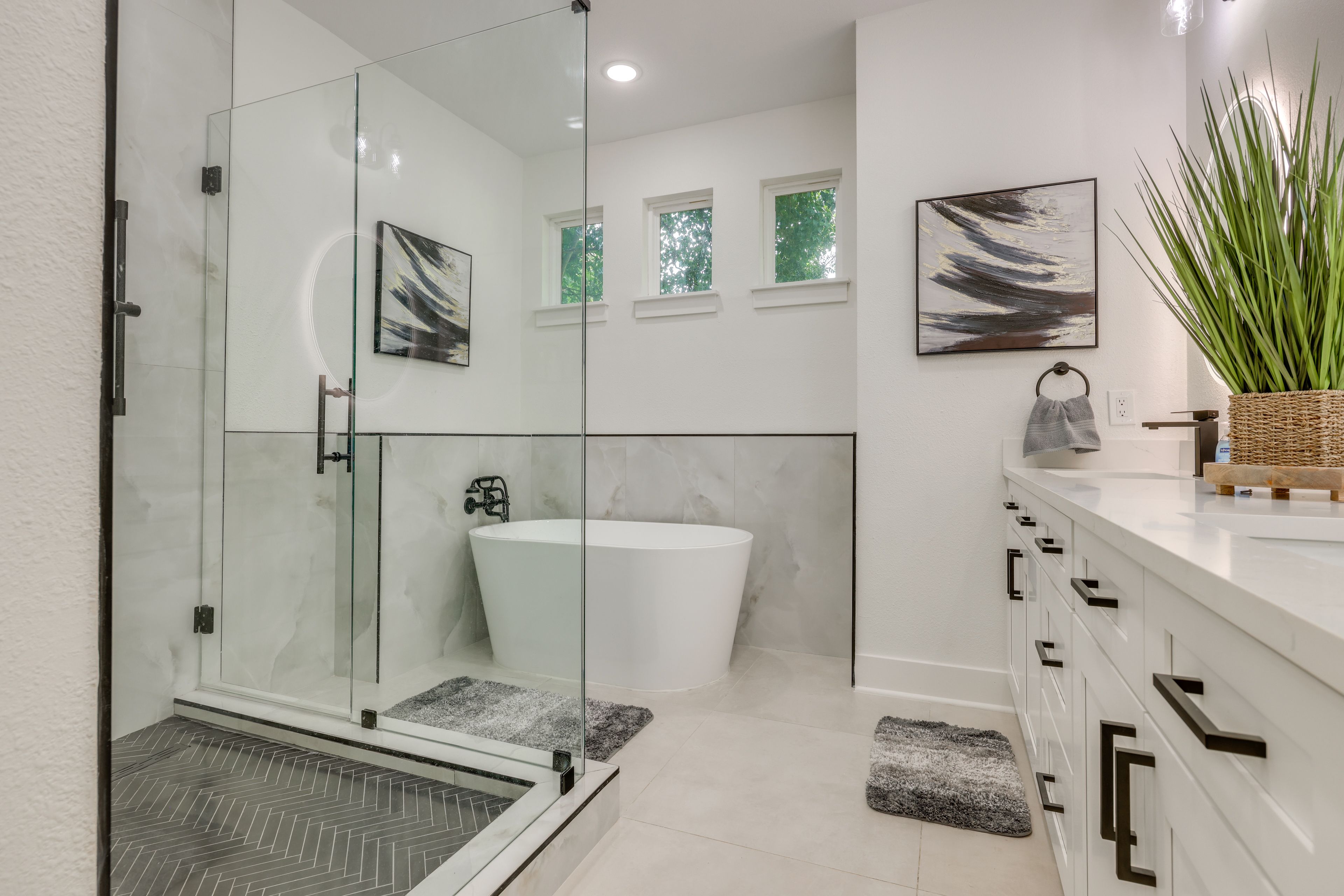 Full Bathroom | 1st Floor | Soaking Tub