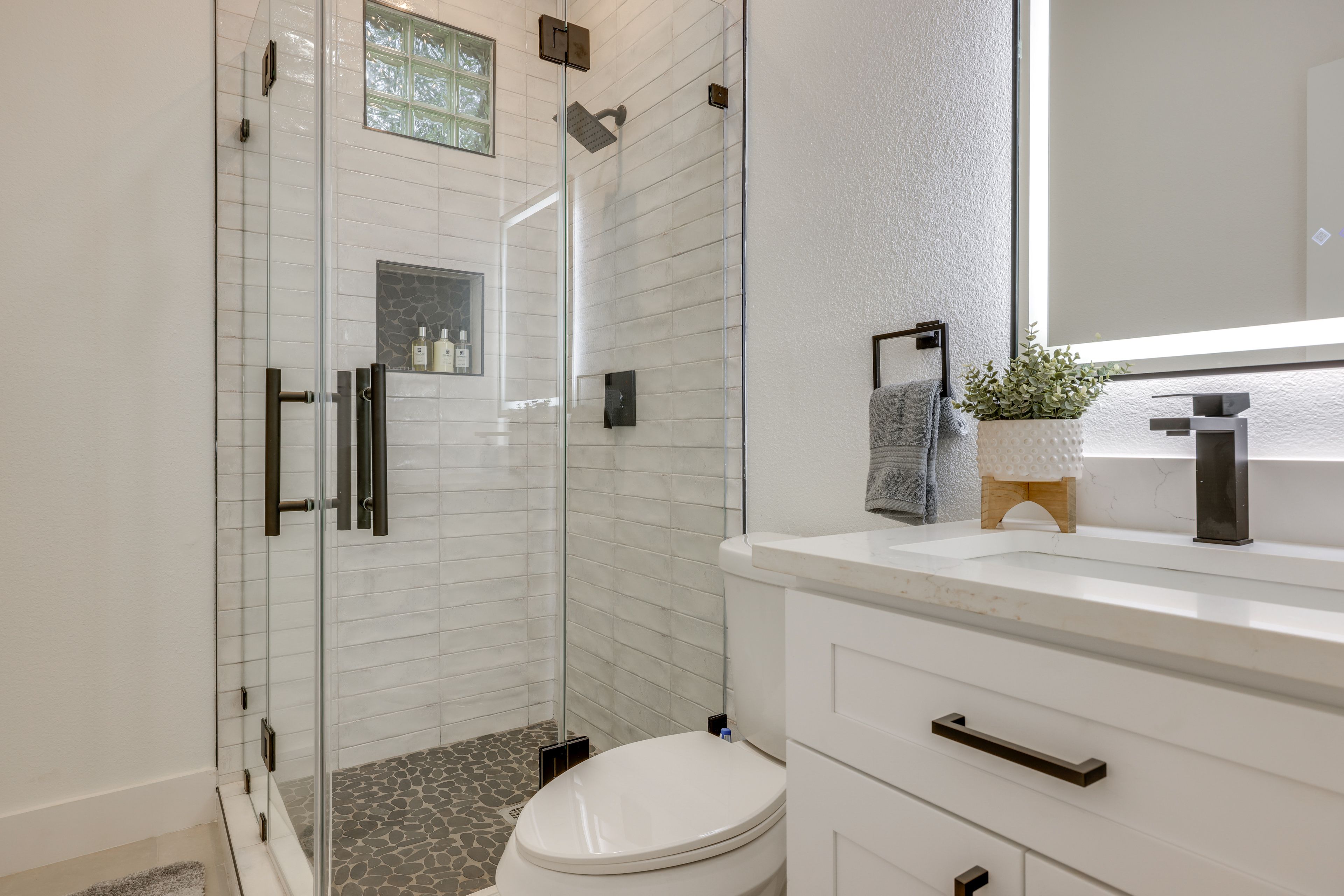 Full Bathroom | 1st Floor | Towels Provided