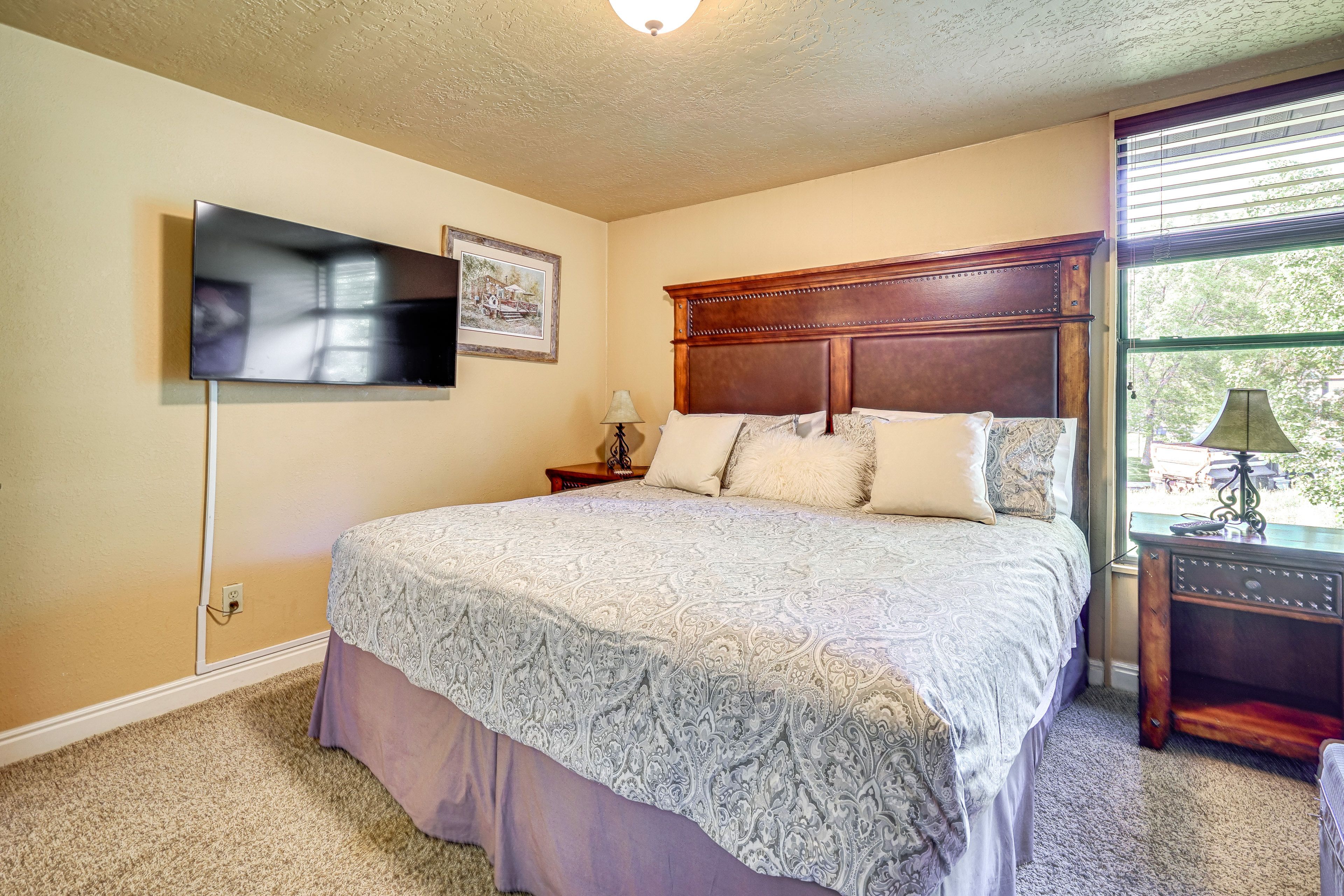 Bedroom 1 | King Bed | Linens