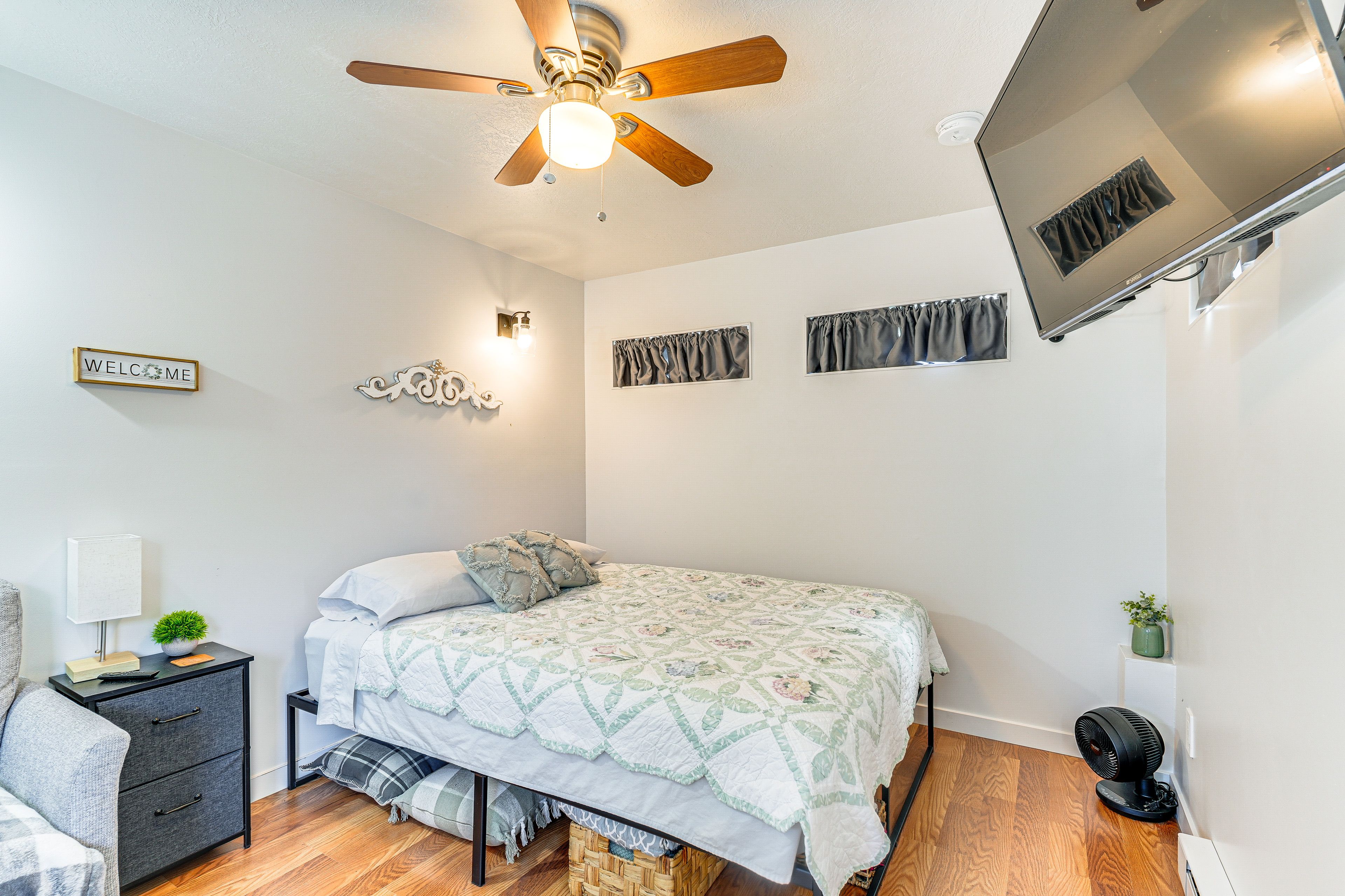 Studio | Queen Bed