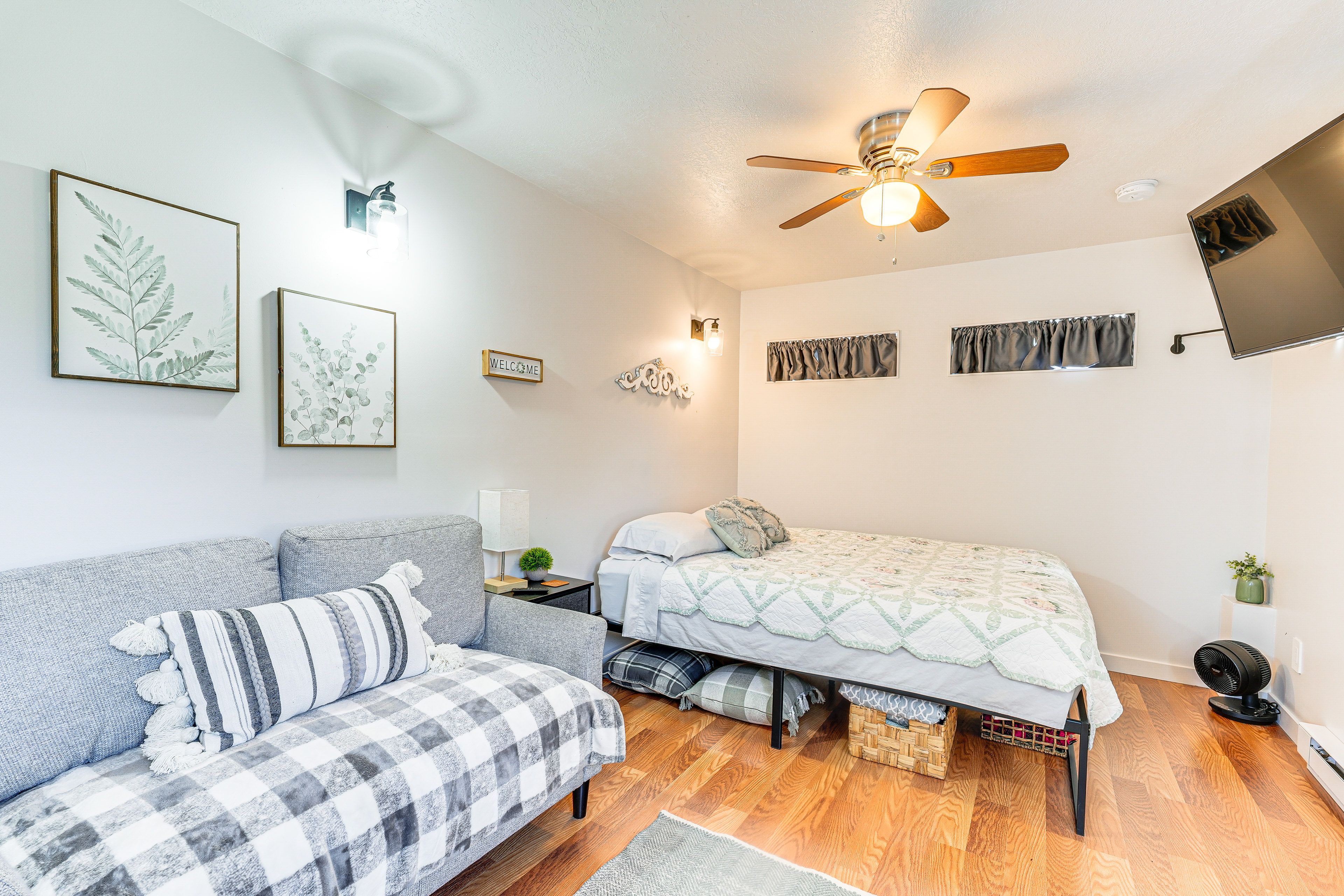 Studio | Queen Bed