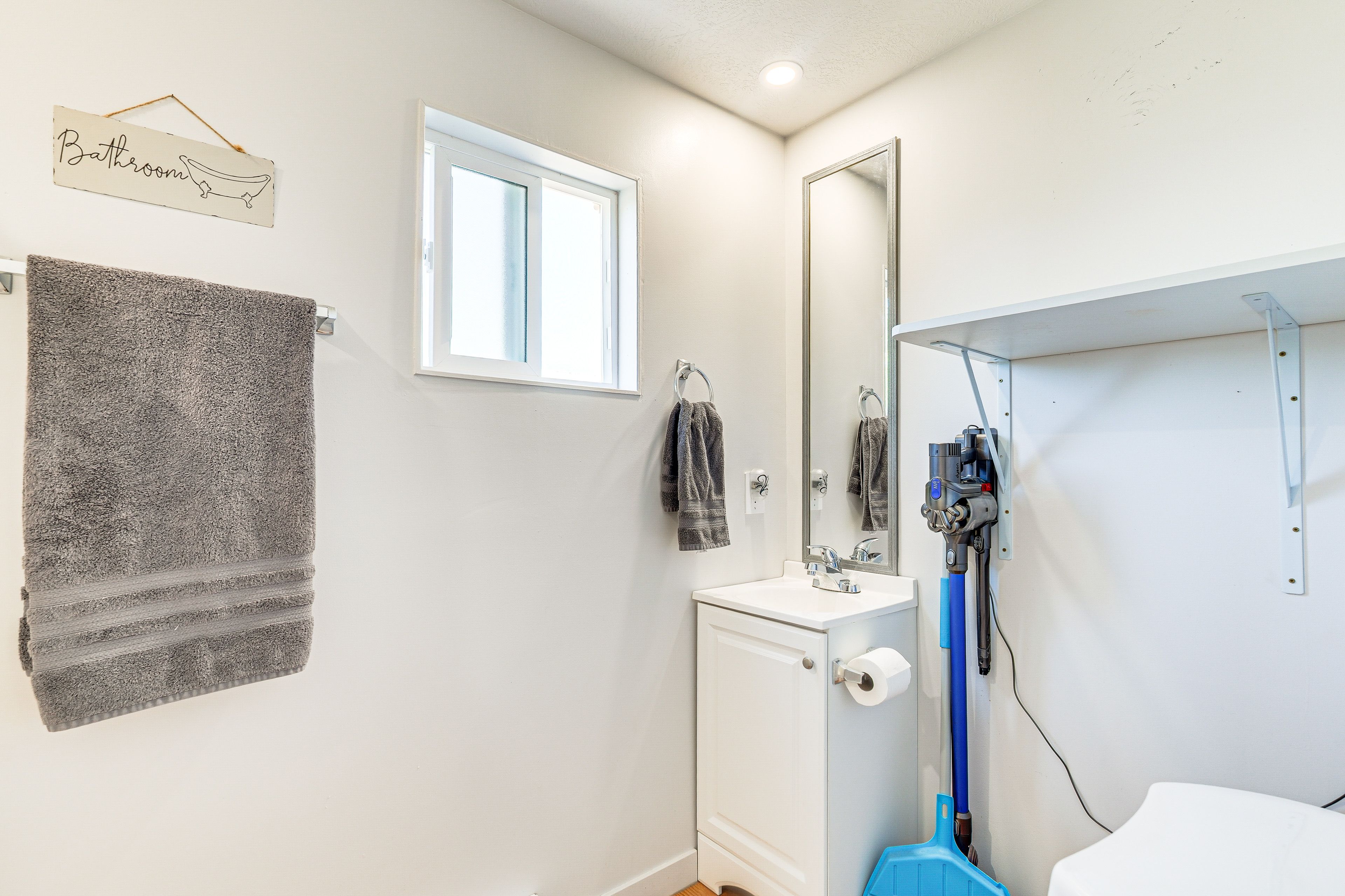 Full Bathroom | Towels Provided