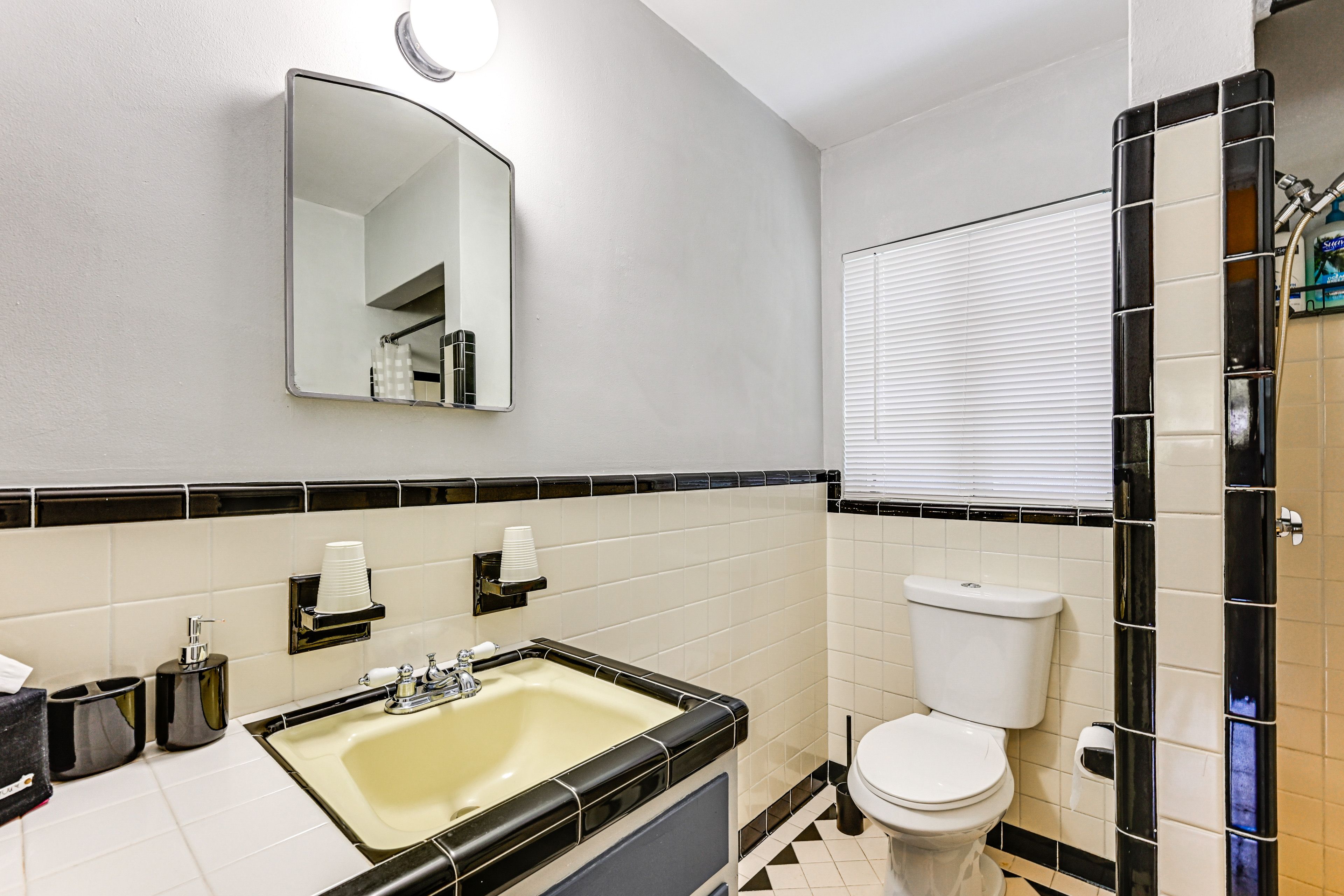 Full Bathroom | Towels Provided