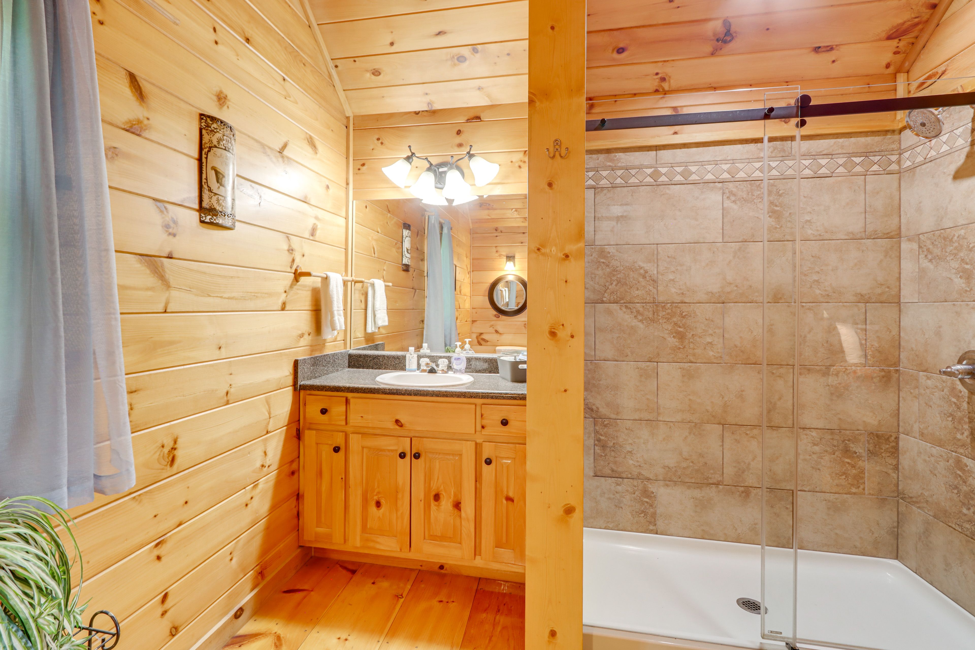 En-Suite Bathroom | Upper Level