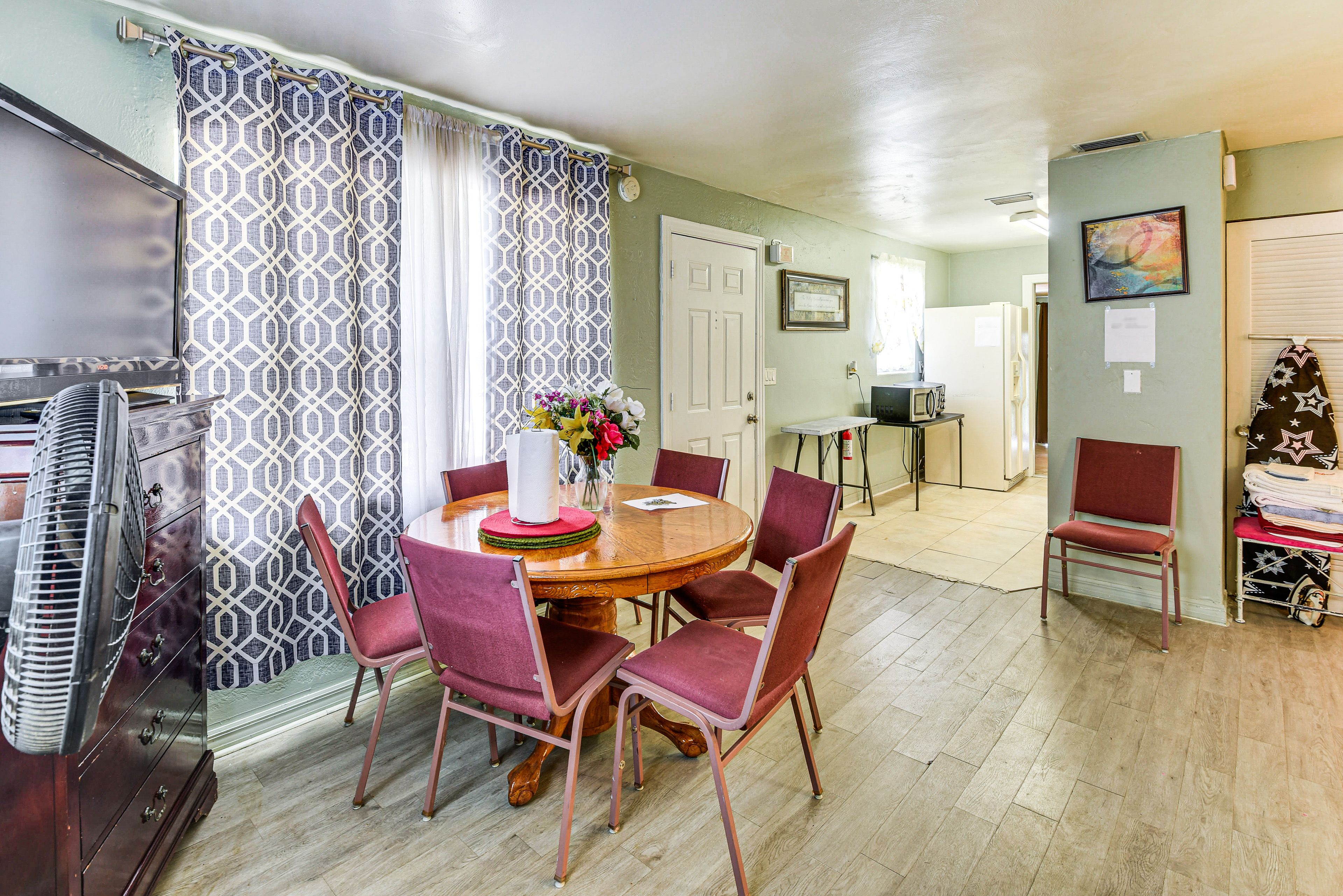 Dining Area | Dishware/Flatware