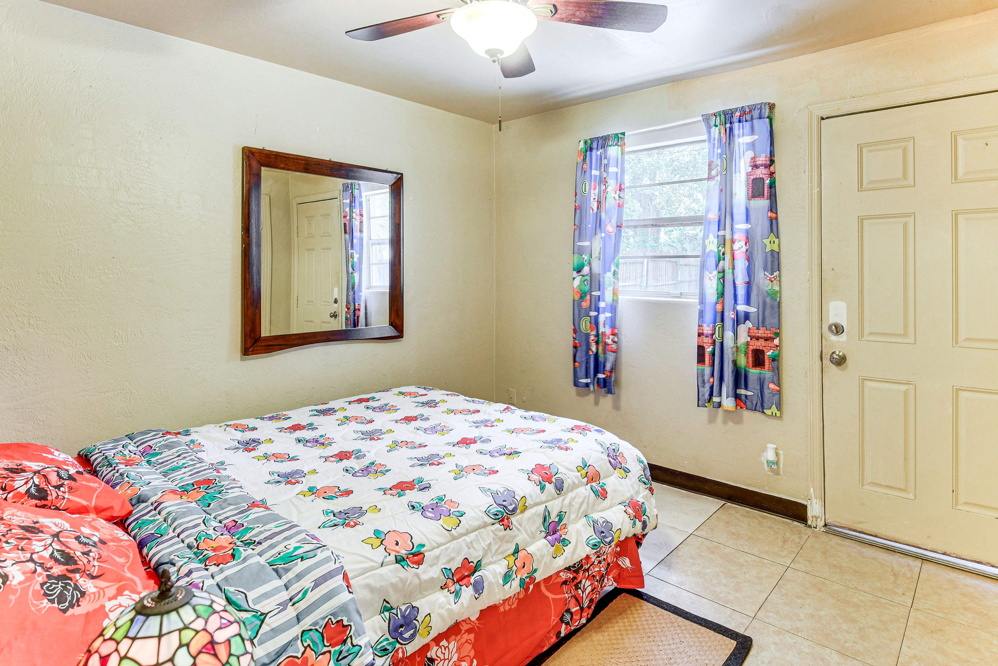 Bedroom 1 | Queen Bed