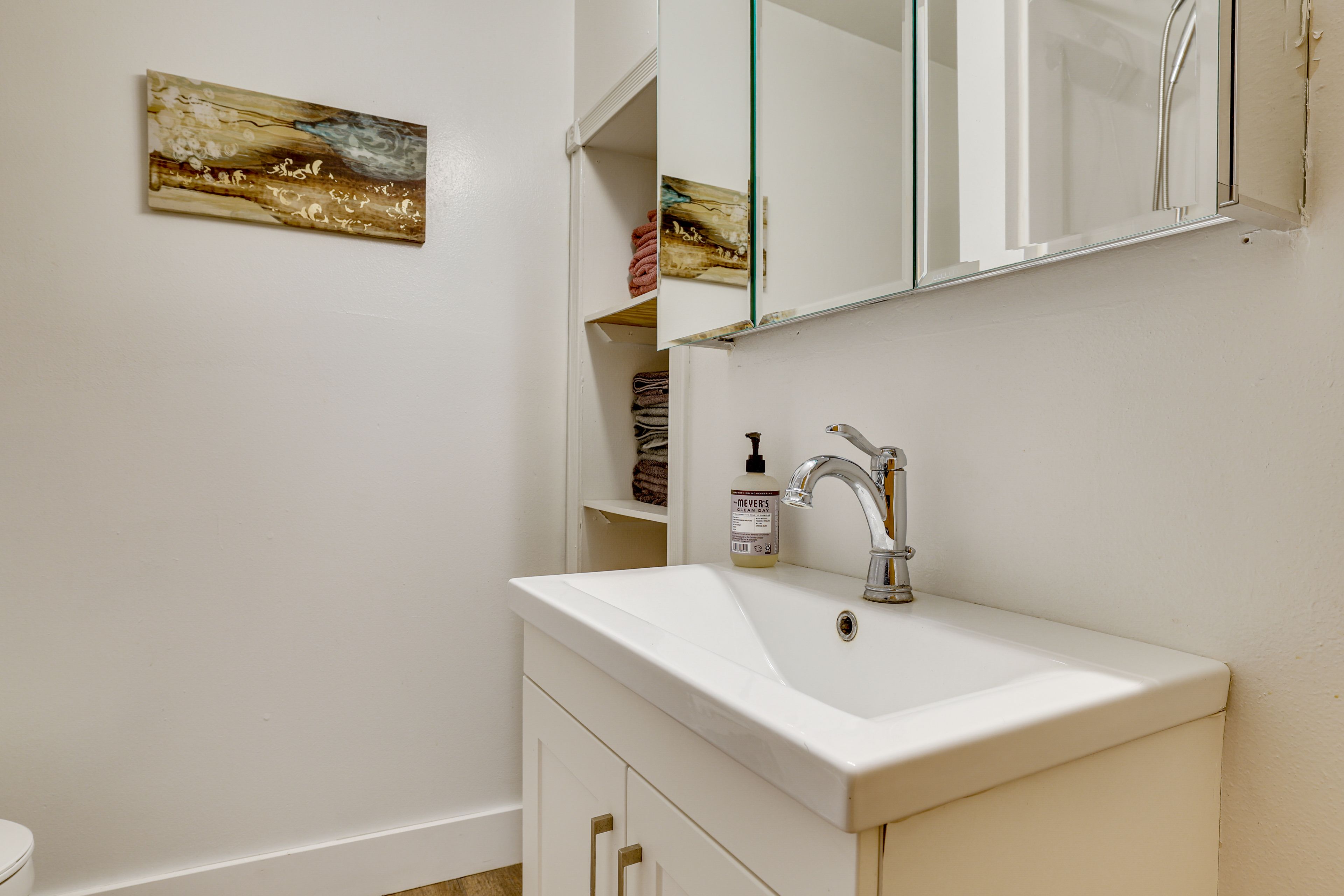 Full Bathroom | 1st Floor | Towels Provided | Complimentary Toiletries