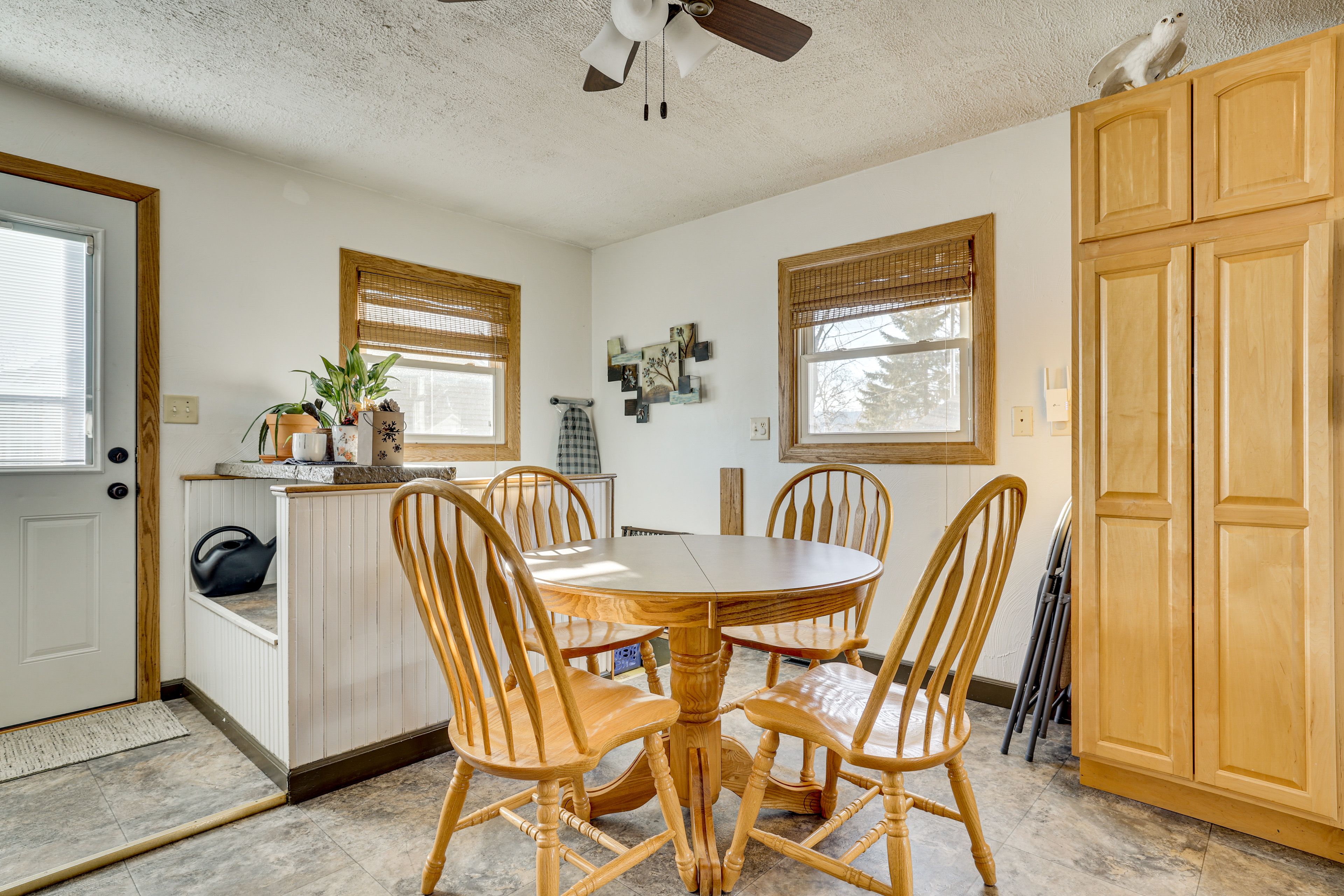 Property Interior | Central A/C & Heating | Free WiFi