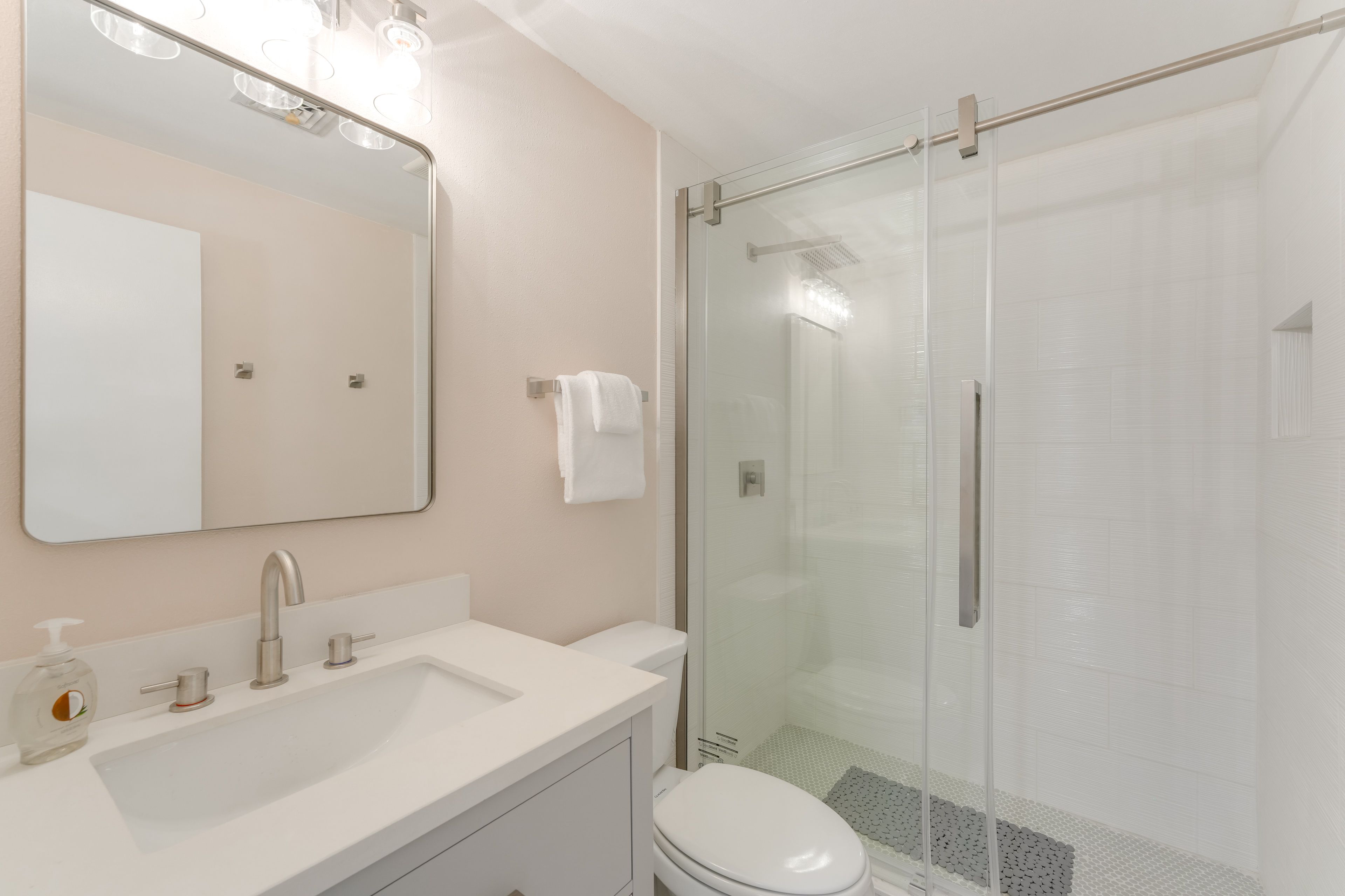 Full Bathroom | Towels Provided