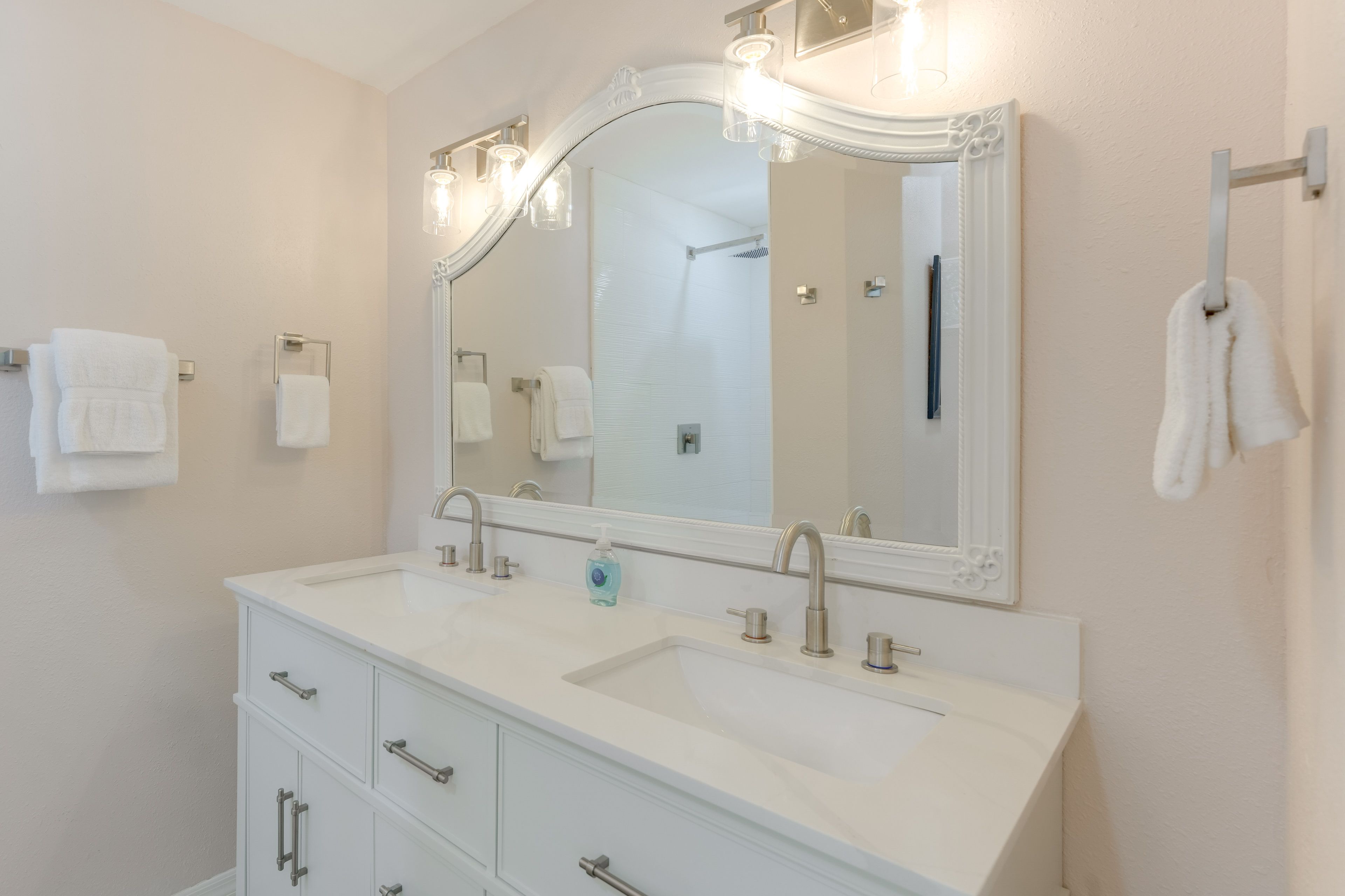 Full Bathroom | Towels Provided