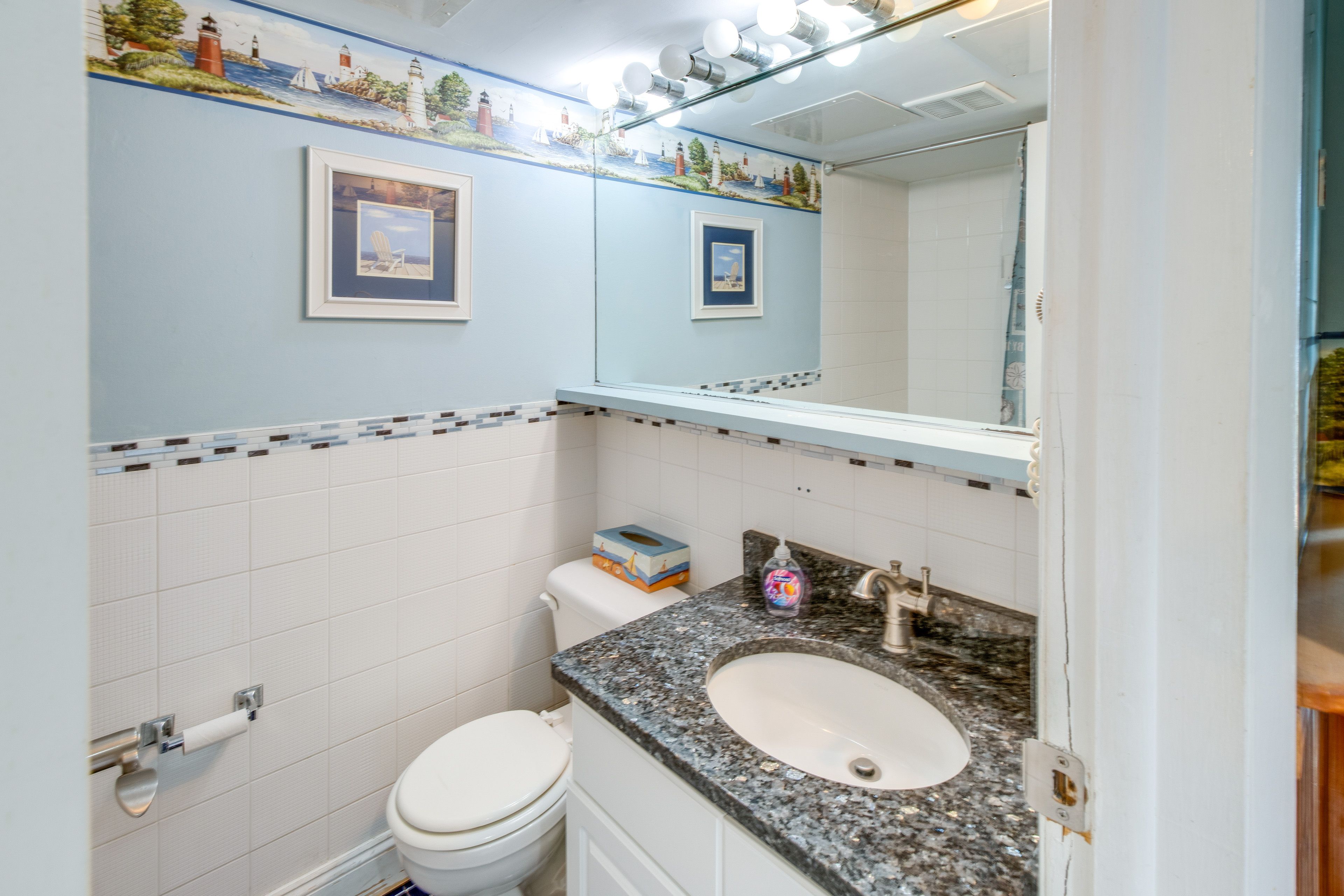 Full Bathroom | Towels Provided