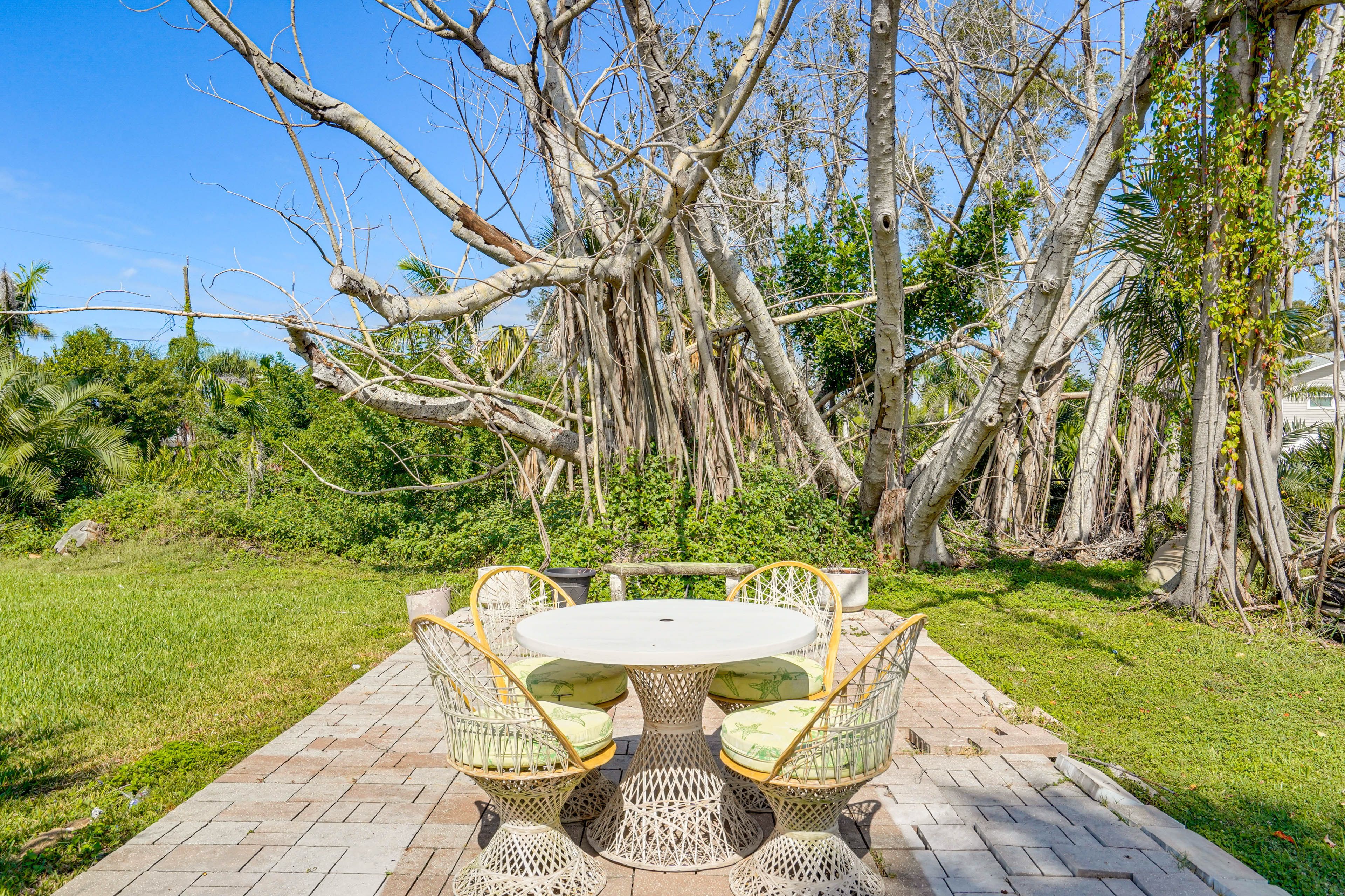 Private Patio | Self Check-In | 3 Mi to Bradenton Beach