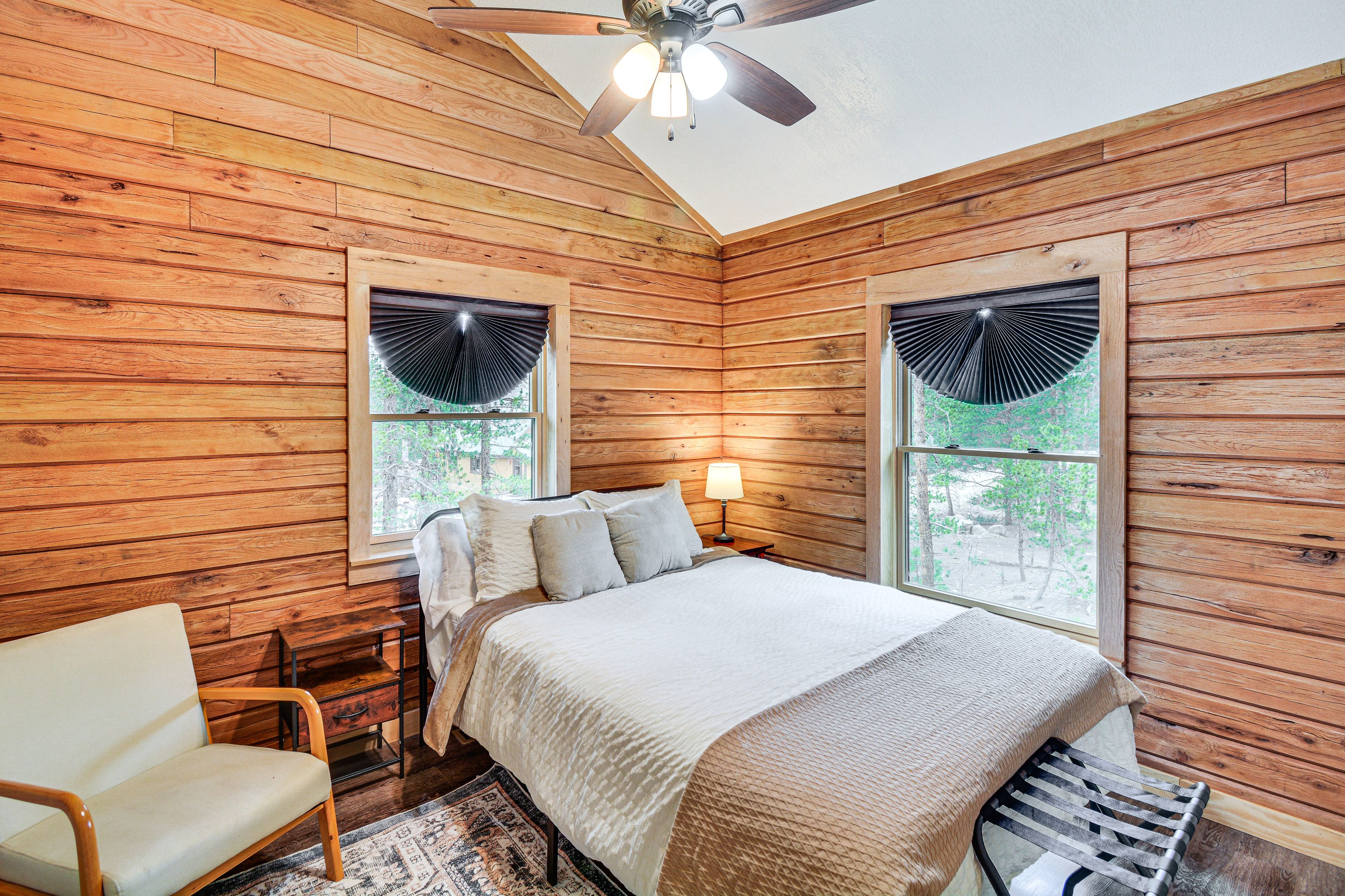 Bedroom 1 | Queen Bed