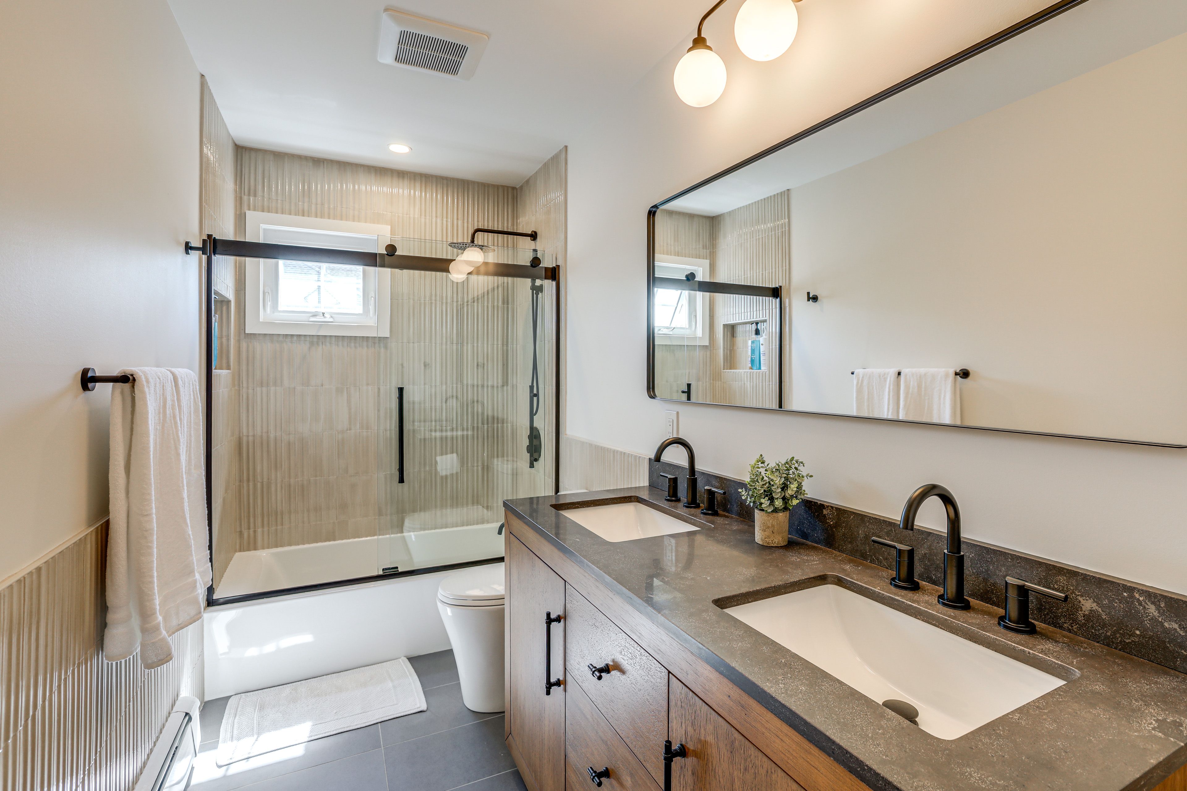 Full Bathroom | 2nd Floor