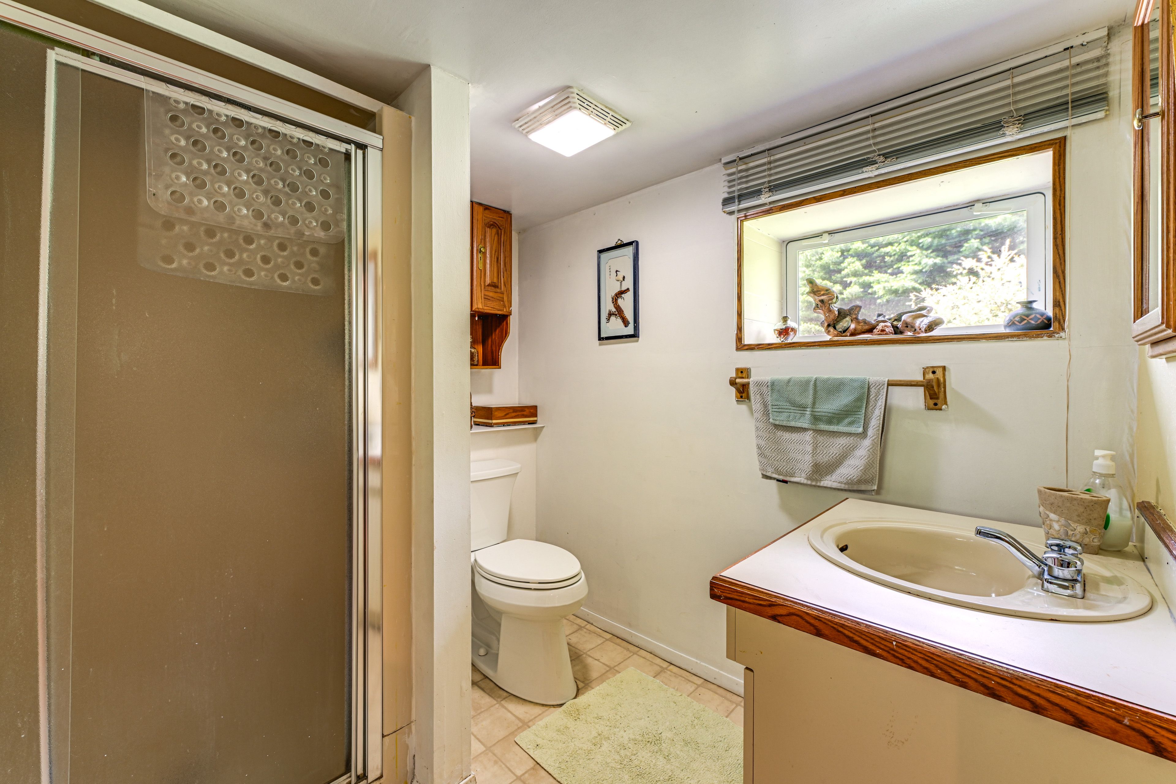 Full Bathroom | 1st Floor | Complimentary Toiletries | Towels Provided