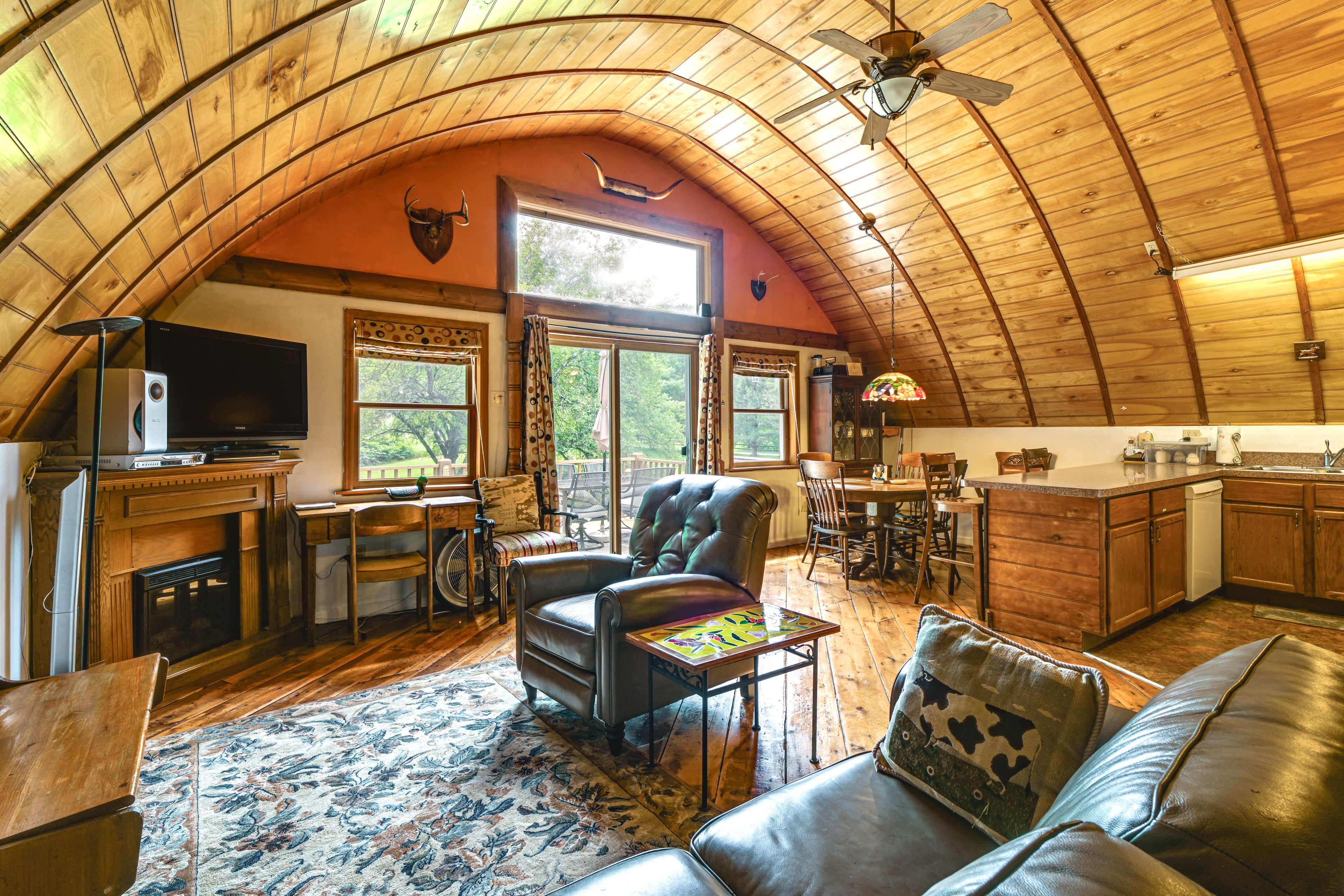 Living Room | 2nd Floor | Central Heating | Free WiFi